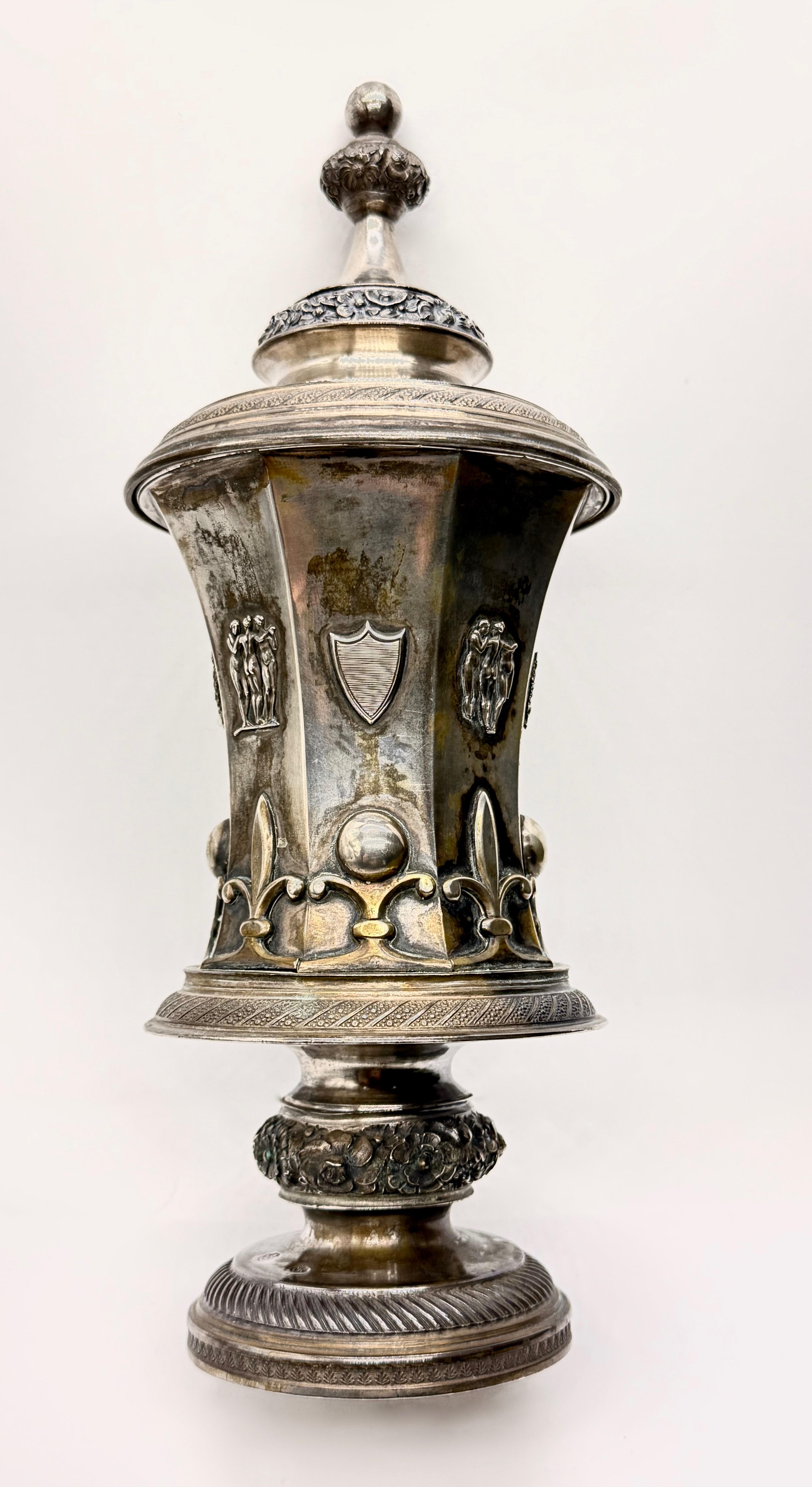 Srebrny puchar z nakrywą , Austria 1829 r, masa łączna 581 g