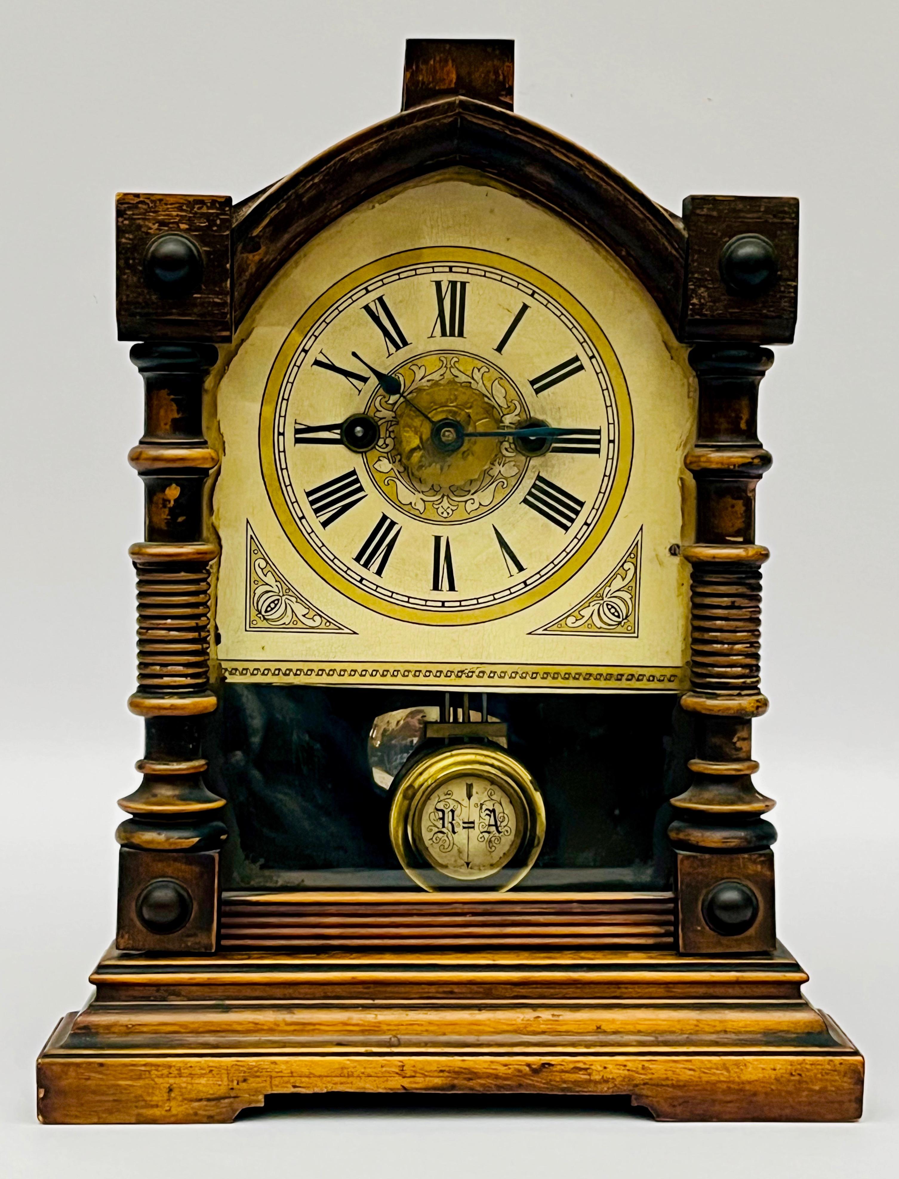 Zegar komodowy zdobiony dwoma bocznymi tralkowymi filarami