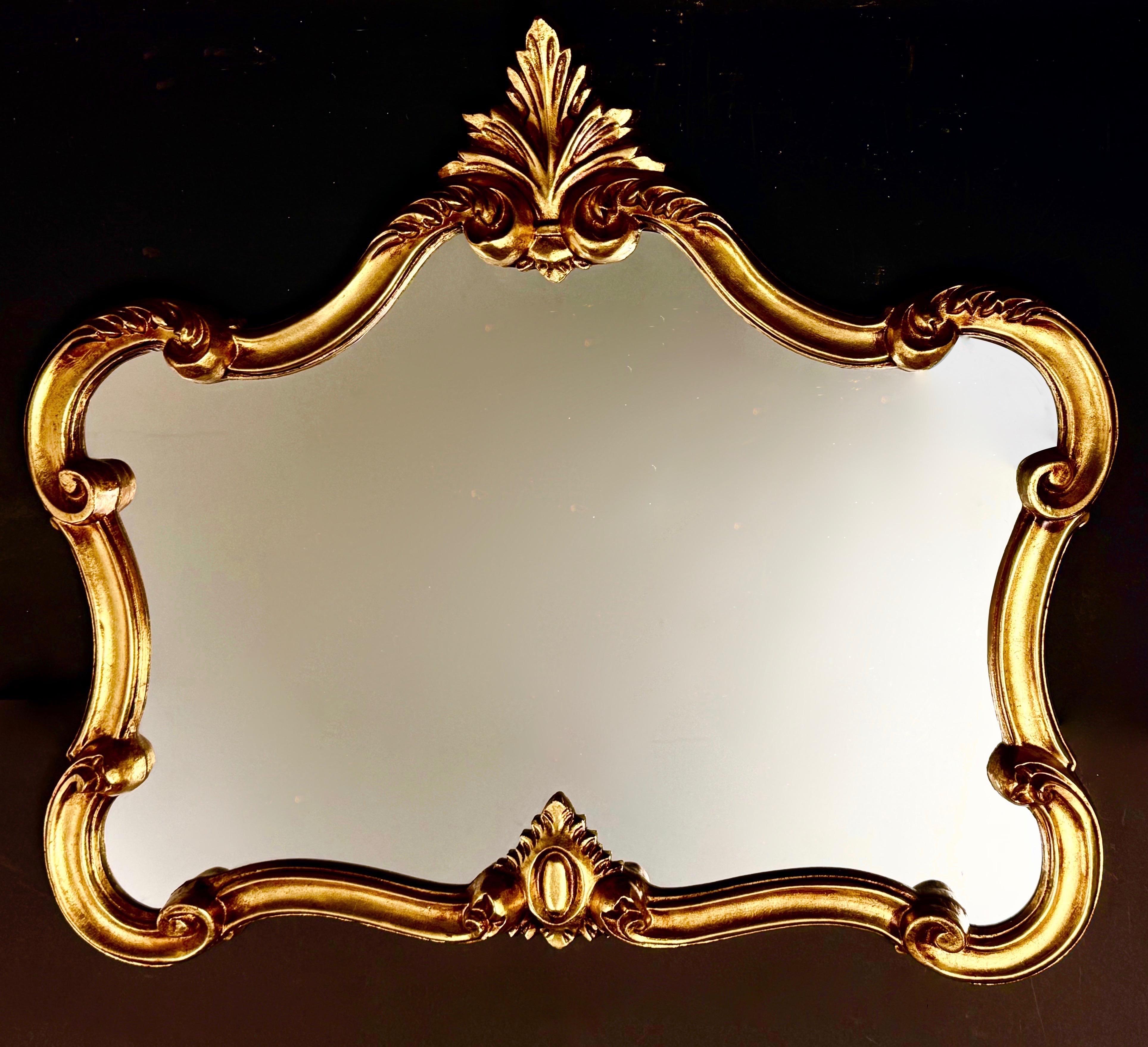 Salonowe lustro w ozdobnej ramie