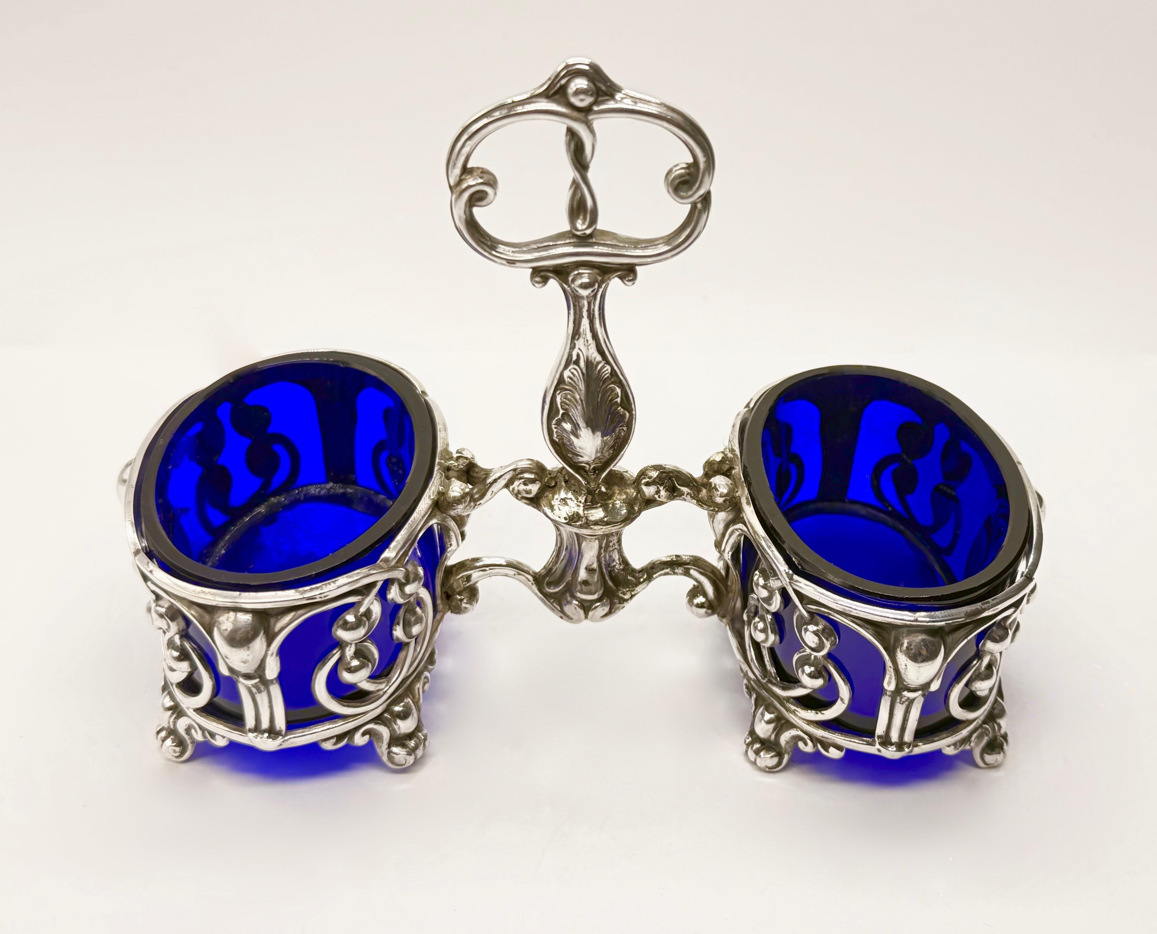 Srebrny kabaret do przypraw z kobaltowymi szklanymi wkładami, masa łączna 316 g