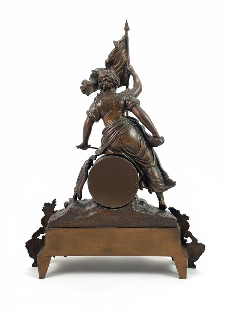 Zegar komodowy zdobiony pełnoplastyczną figurą Minerwy