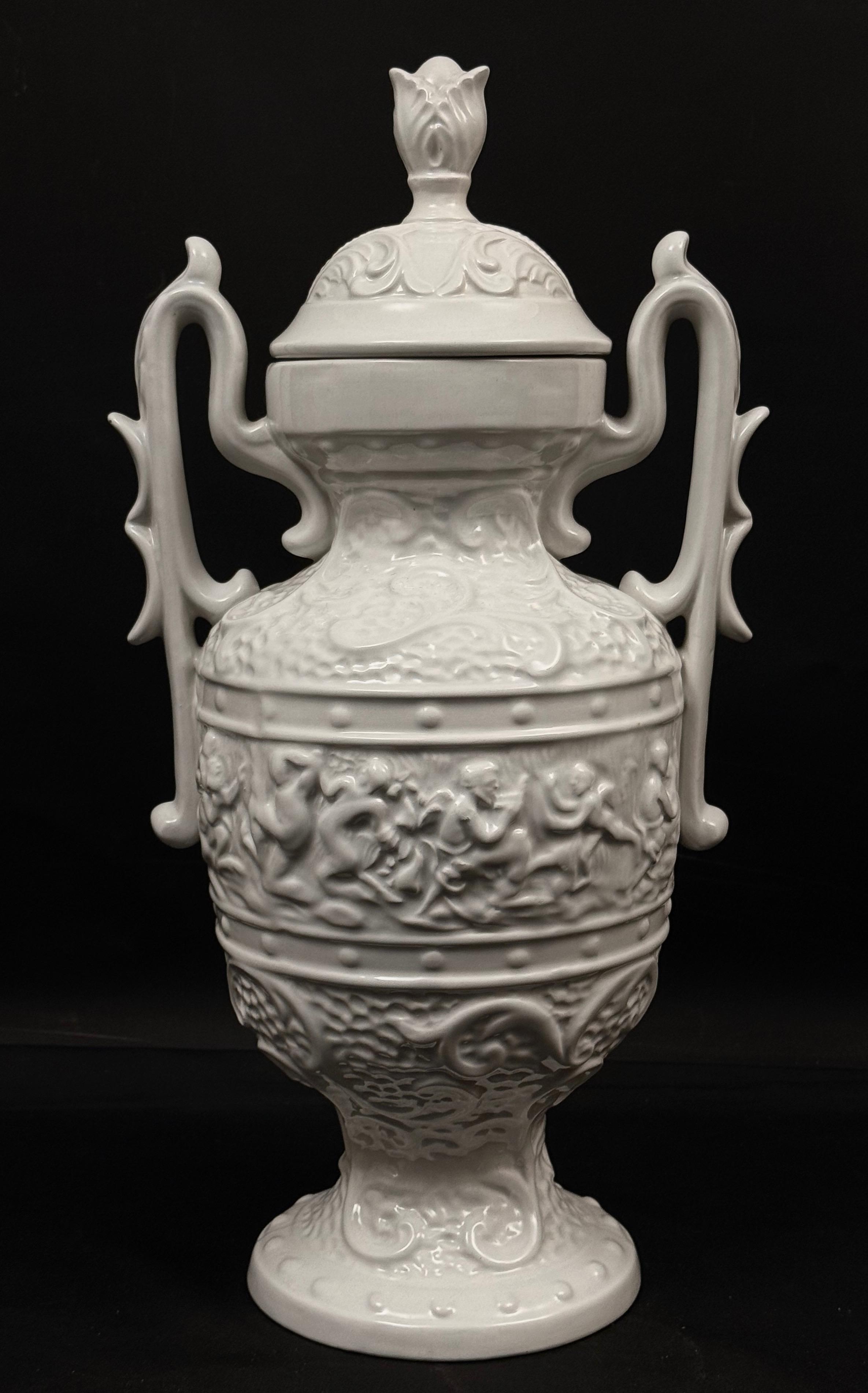 Dekoracyjna waza reliefowa z nakrywą