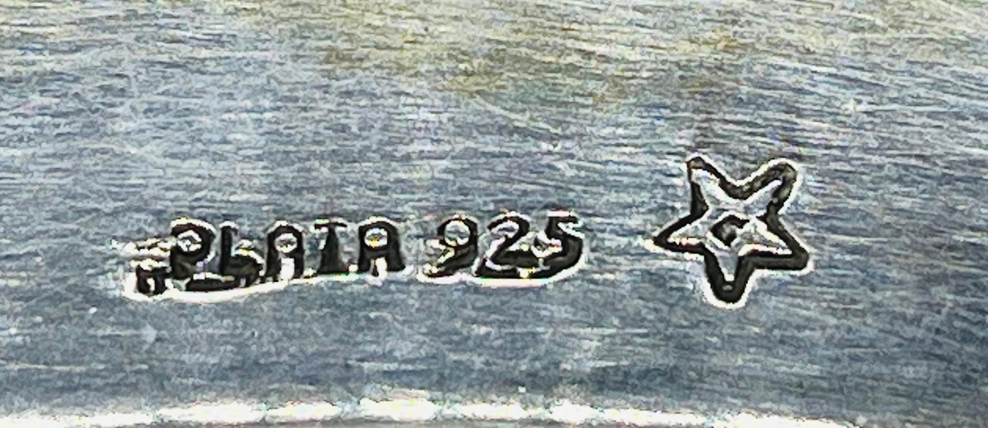 Srebrna patera wielolistna zdobiona w lustrze herbem Peru, masa 375 g