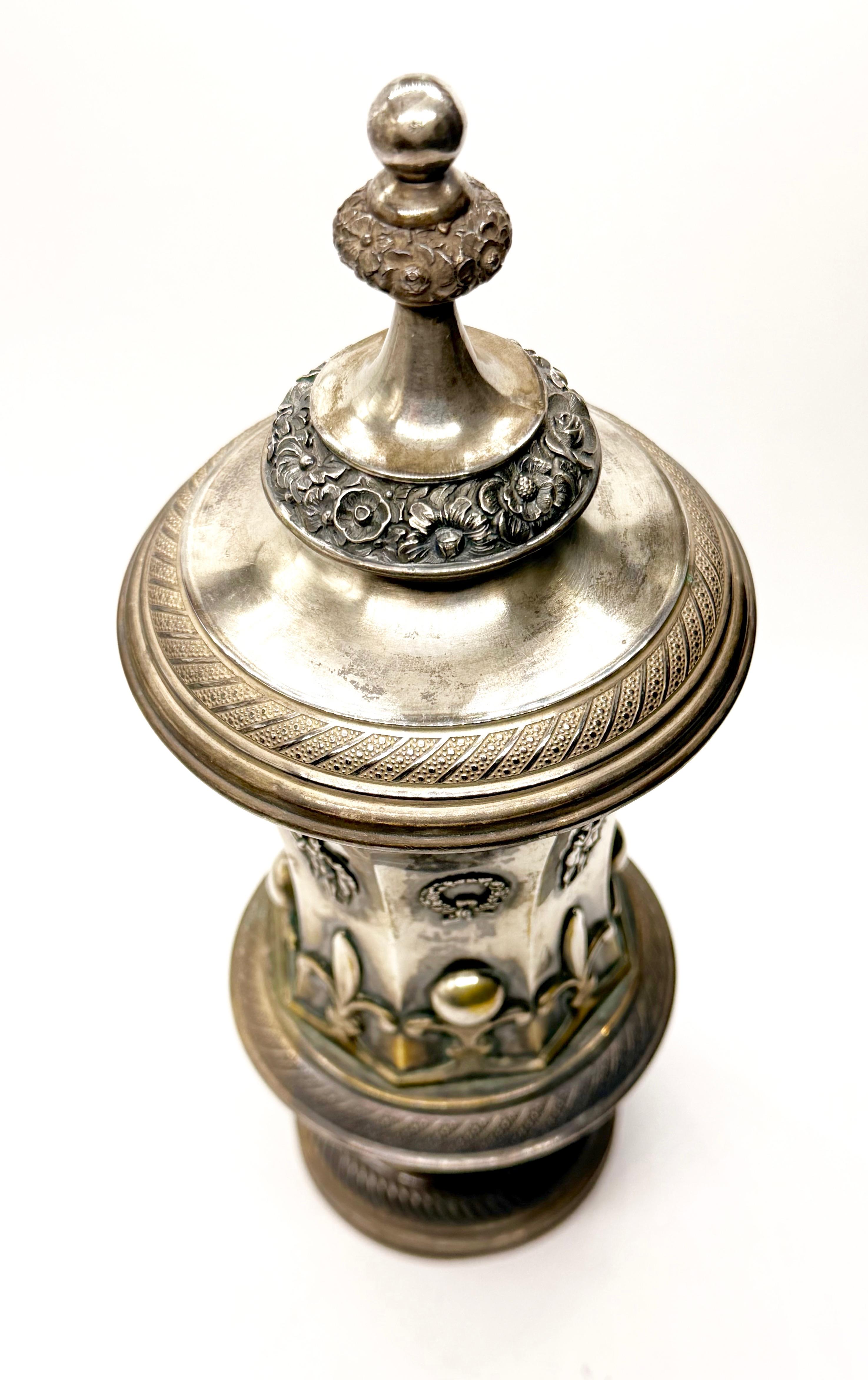 Srebrny puchar z nakrywą , Austria 1829 r, masa łączna 581 g