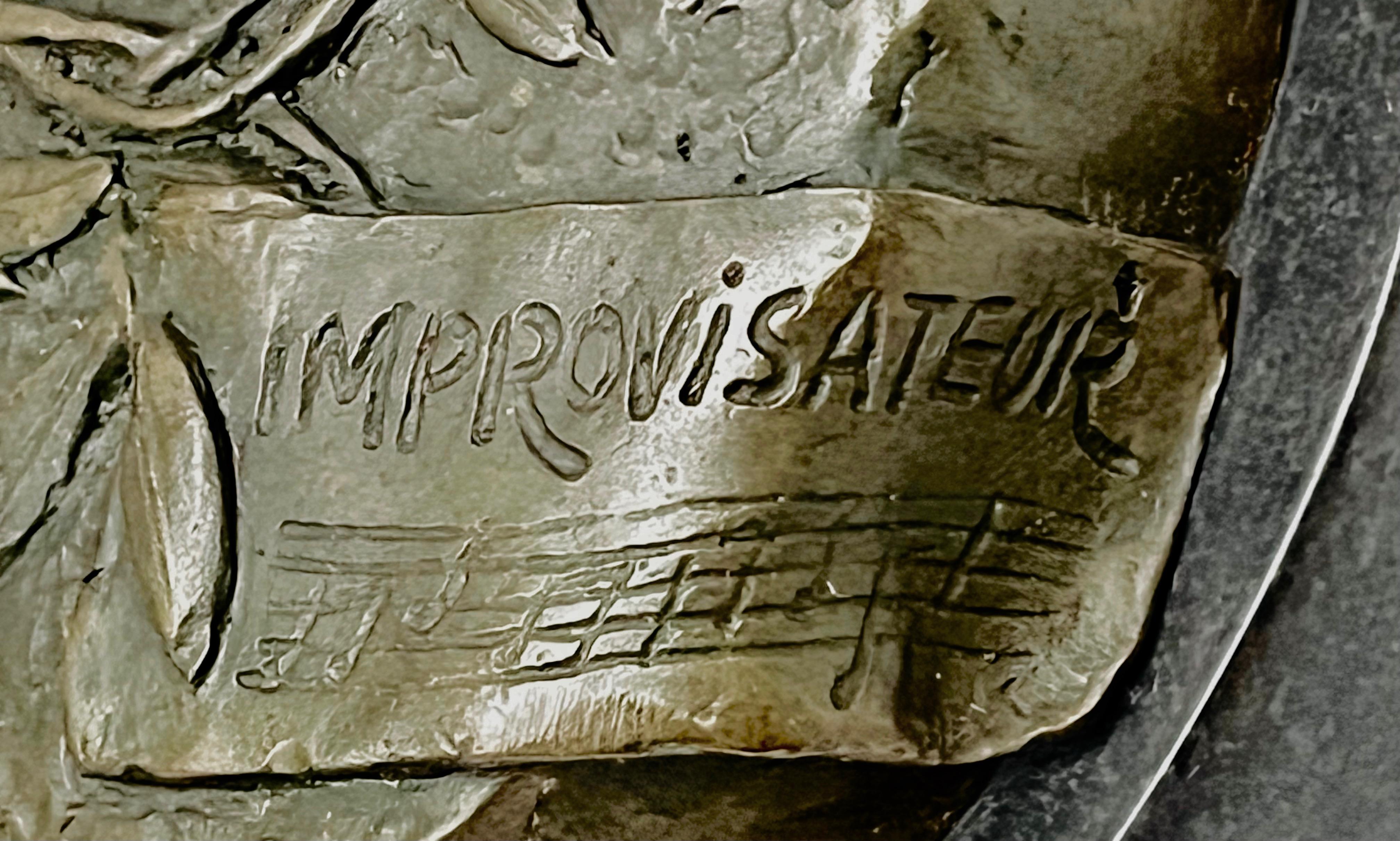 Figura chłopca z gitarą