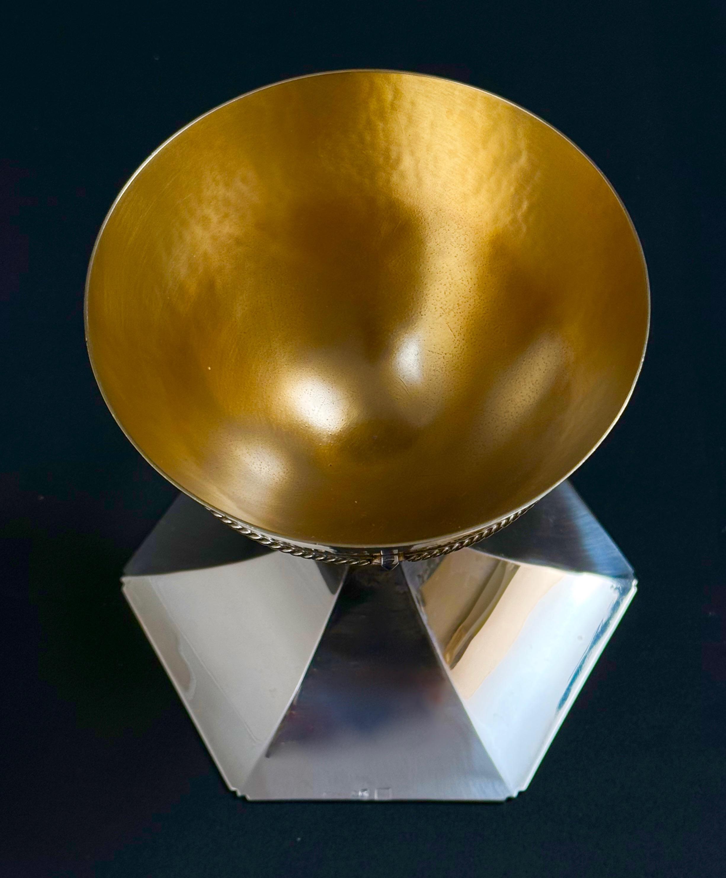 Srebrny kielich stojący na sześciokątnej podstawie, masa 619 g