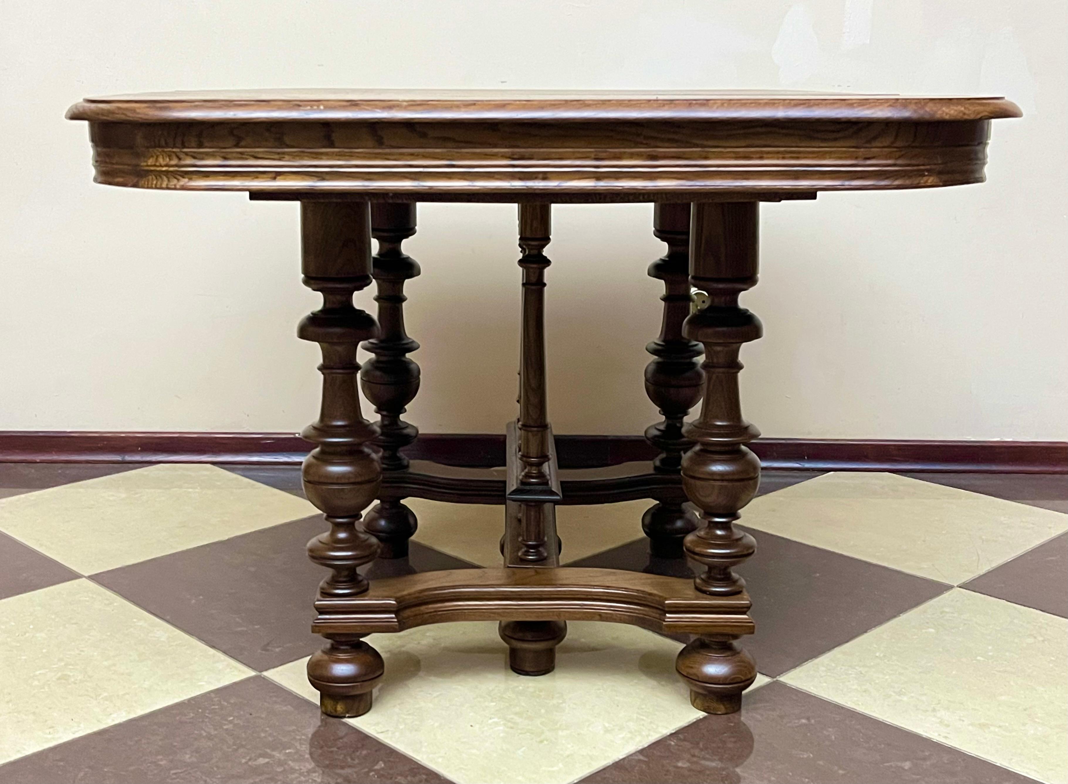 Salonowy stół stojący na 4 tralkowych nogach