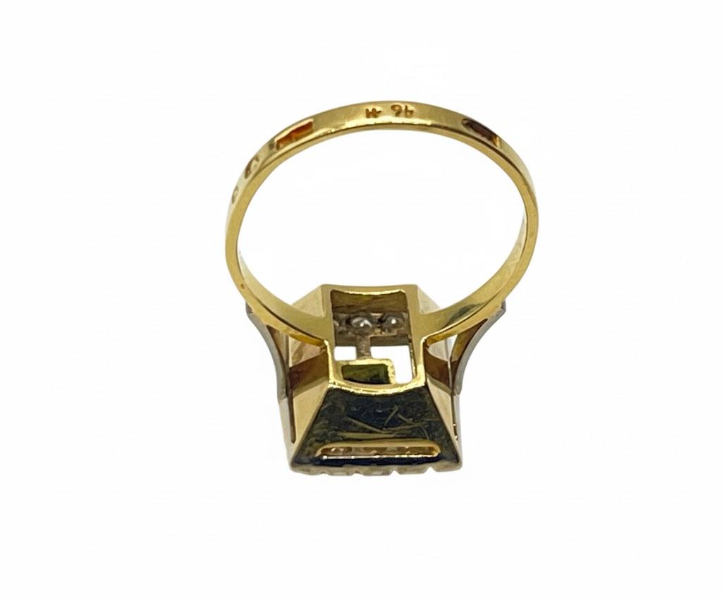 Złoty pierścionek ze szmaragdem i diamentami, masa łączna 7,34 g