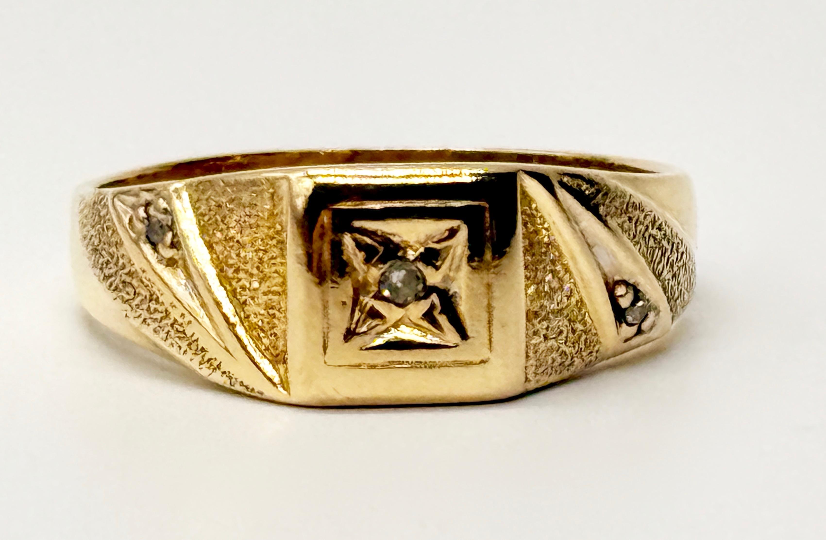 Złoty pierścionek zdobiony diamentem