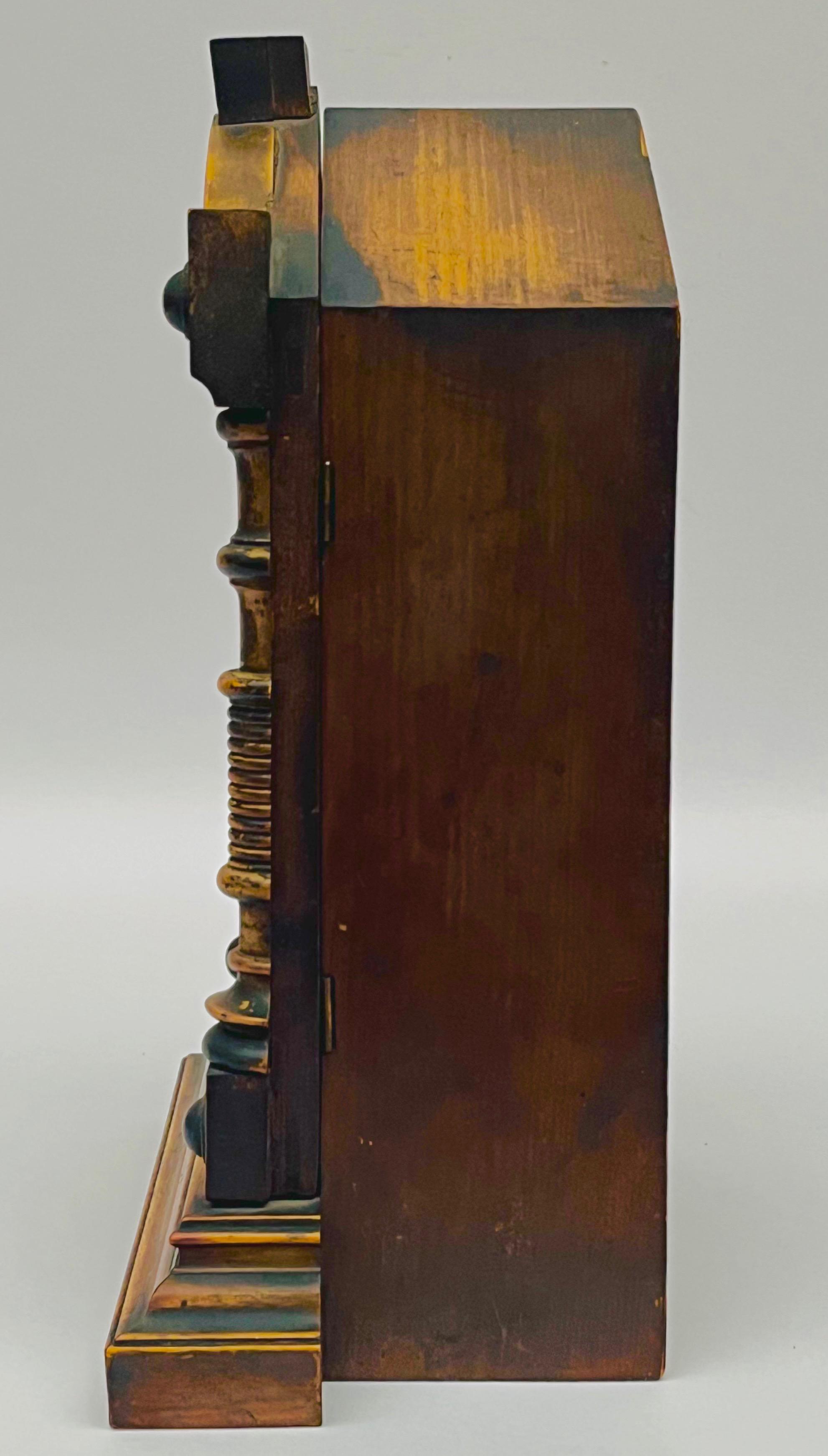 Zegar komodowy zdobiony dwoma bocznymi tralkowymi filarami