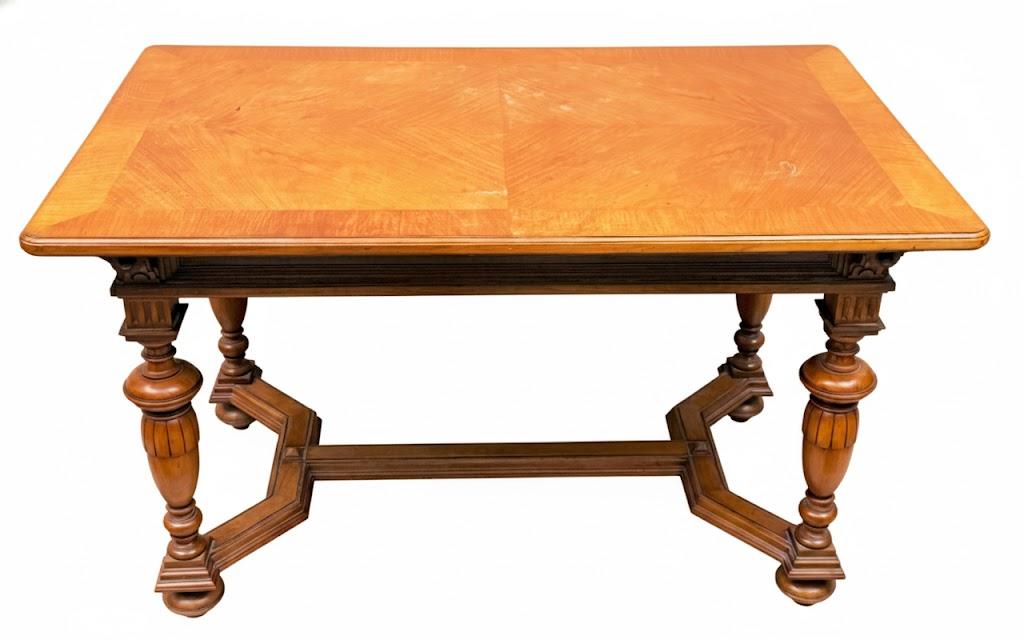 Salonowy stół w stylu barokowym