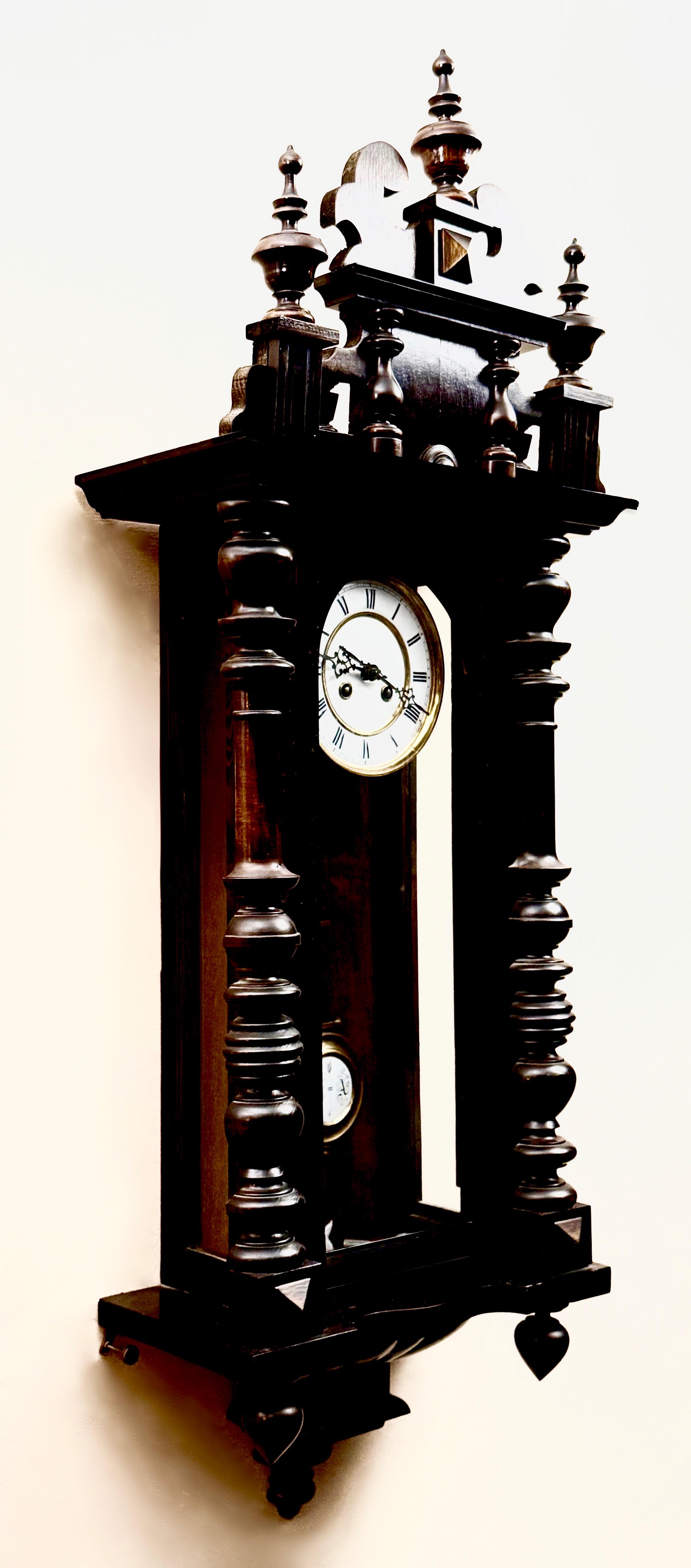 Dekoracyjny zegar ścienny szafkowy