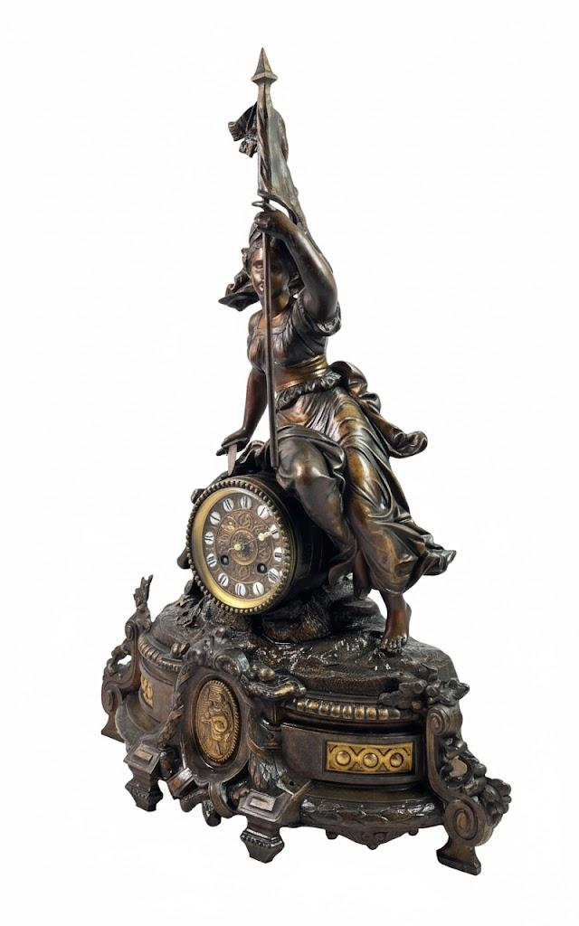 Zegar komodowy zdobiony pełnoplastyczną figurą Minerwy