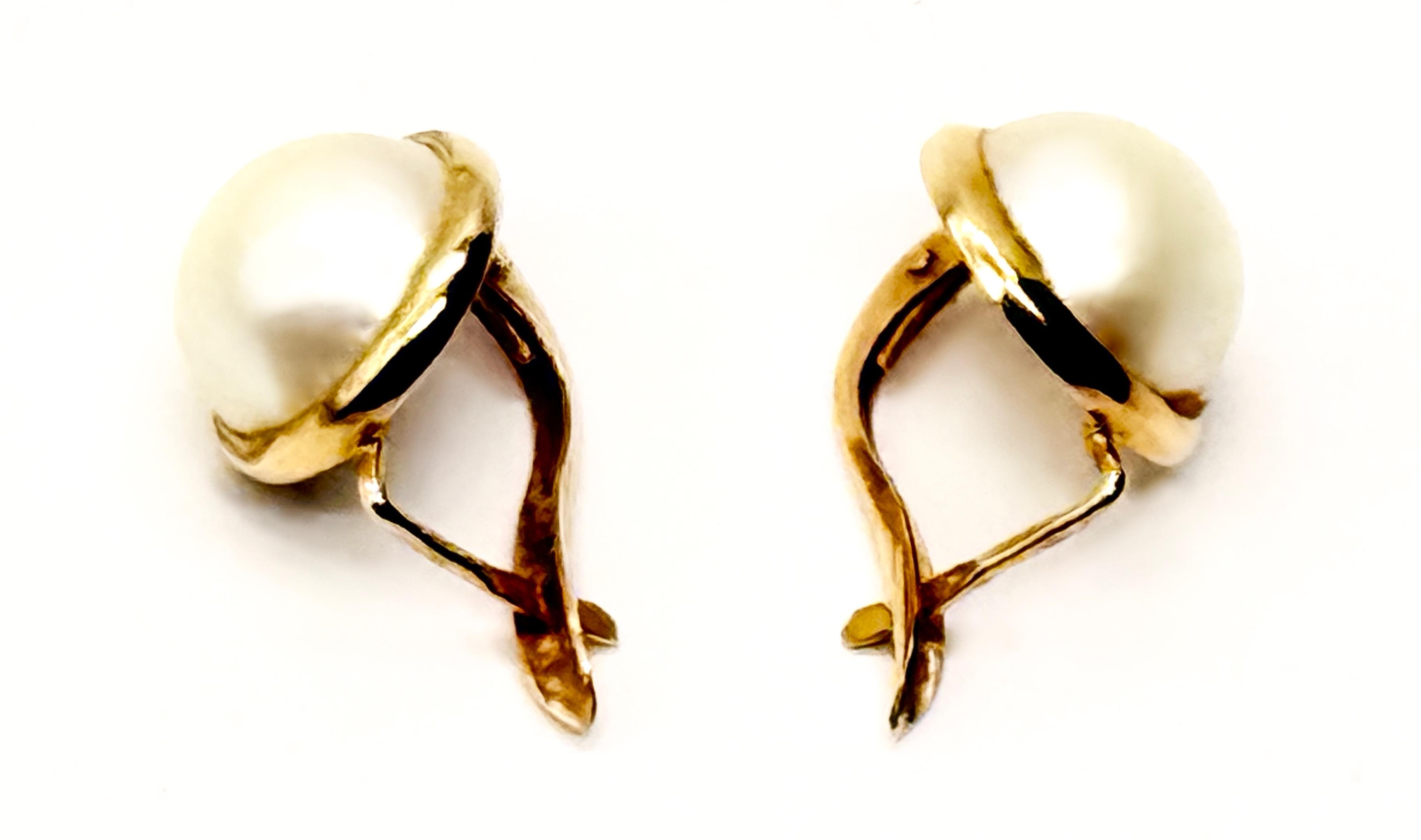 Złote kolczyki zdobione perłami Mabe, masa 4.65 g