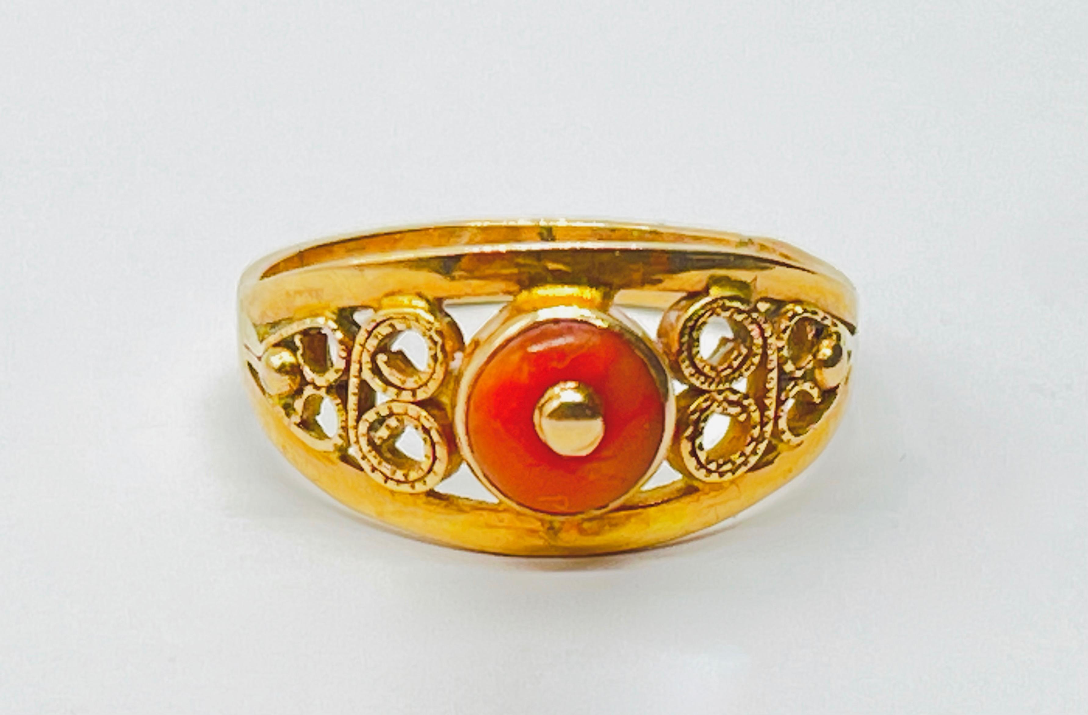 Złoty pierścionek zdobiony koralem
