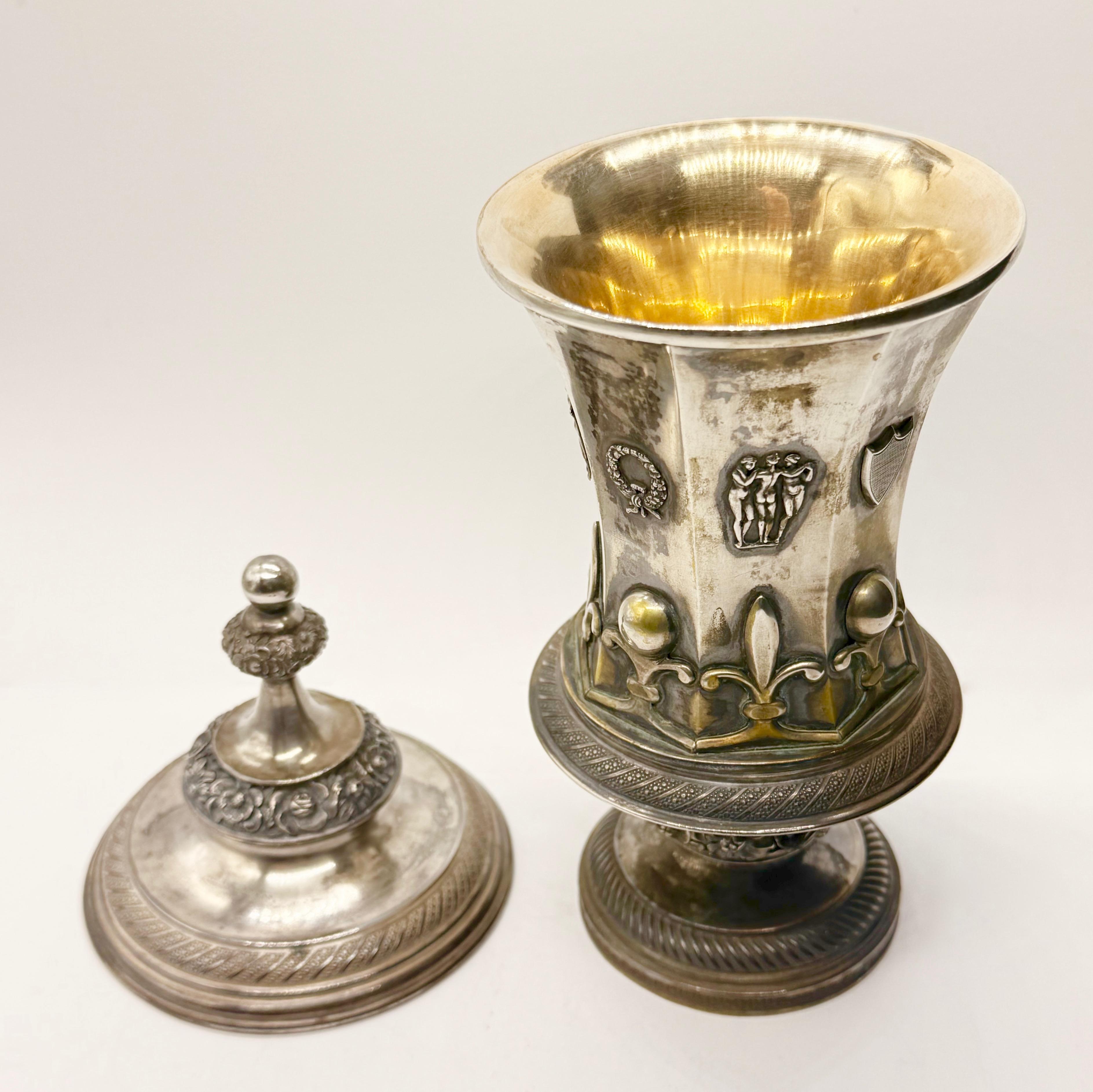 Srebrny puchar z nakrywą , Austria 1829 r, masa łączna 581 g