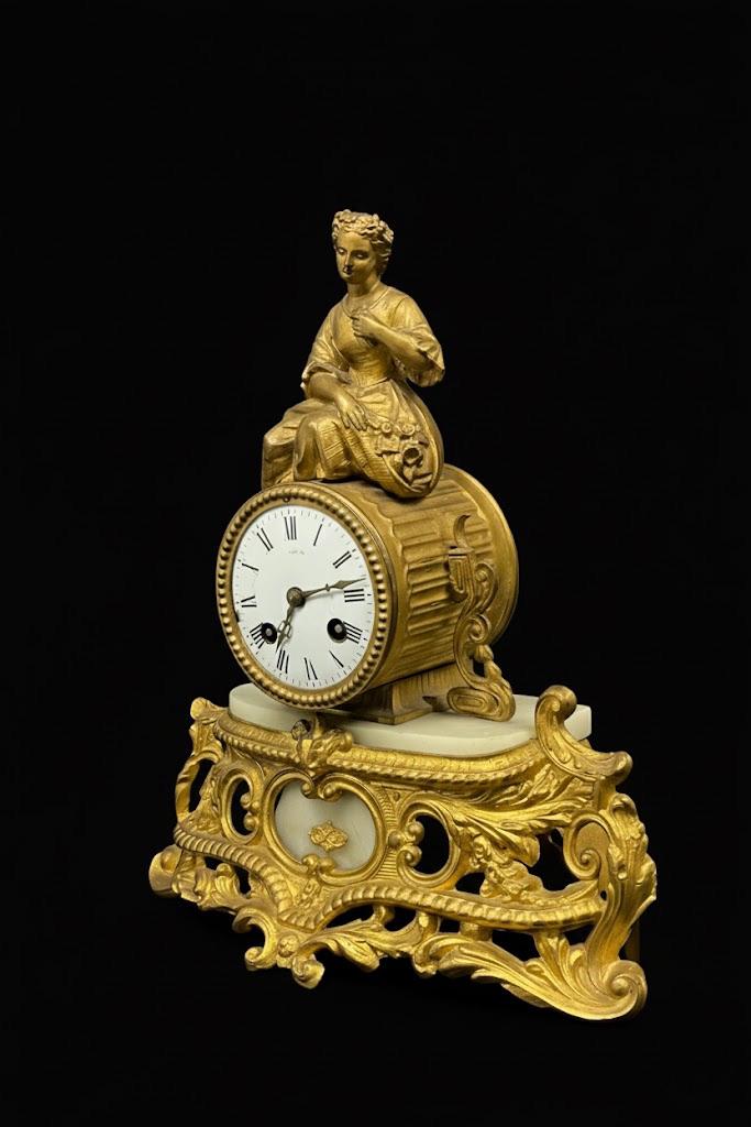 Zegar komodowy zdobiony na szczycie pełnoplastyczną figurą kwiaciarki