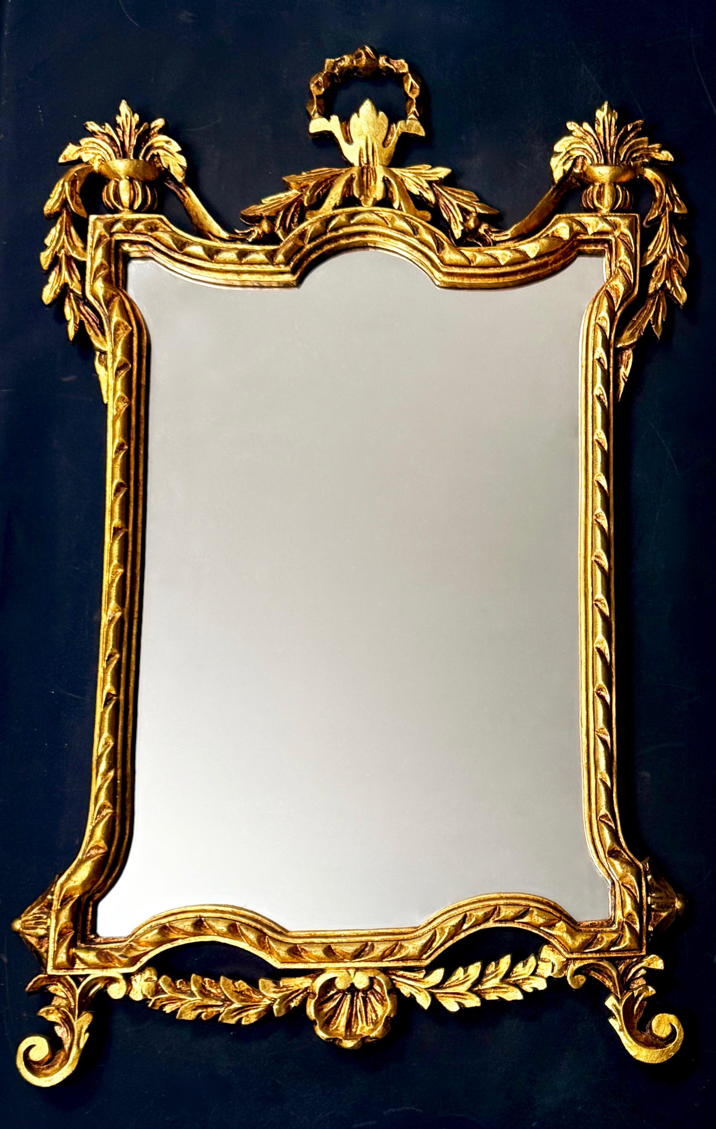 Dekoracyjne lustro salonowe w ozdobnej złoconej ramie