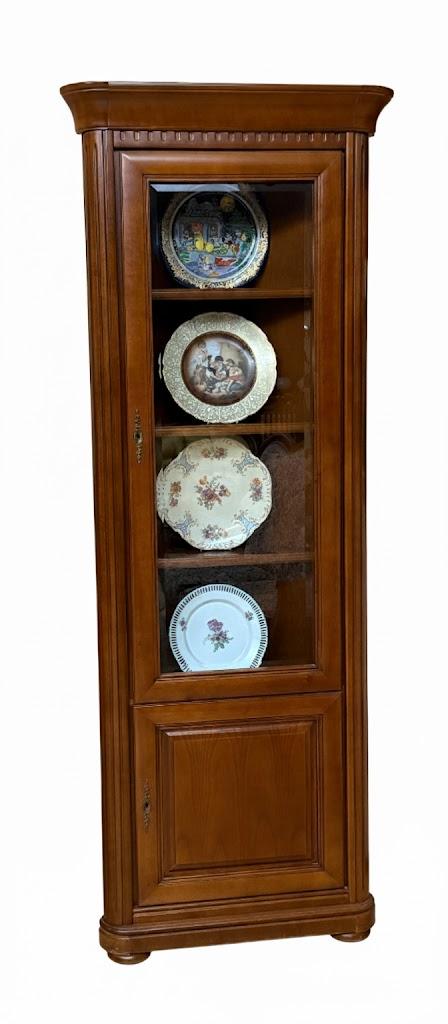 Narożnikowa witryna z 4 półkami i dolną szafką