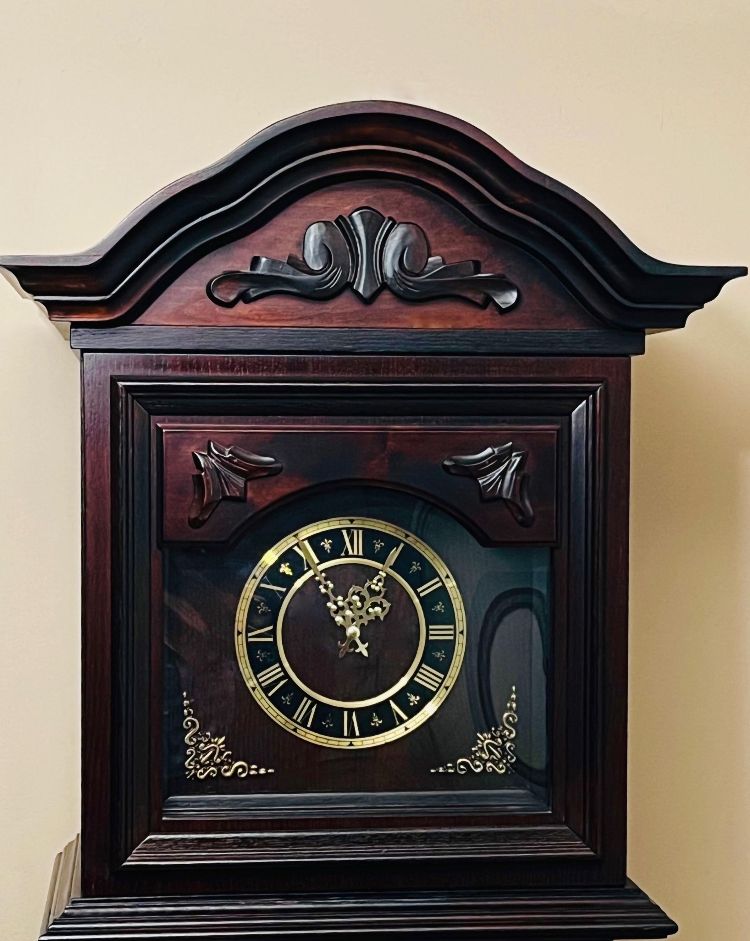 Dekoracyjny zegar stojący w stylu gdańskim