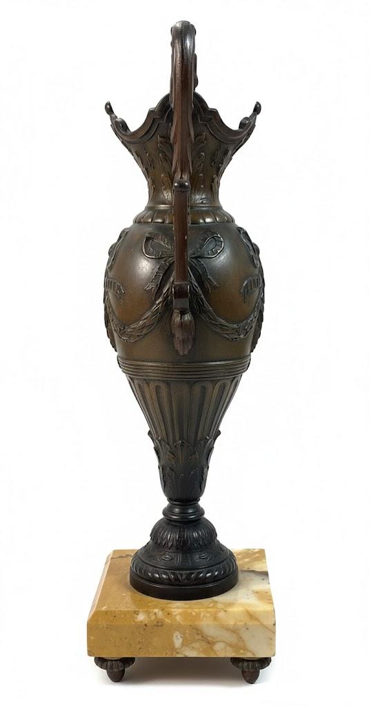 Dekoracyjna waza reliefowa stojąca na marmurowej podstawie