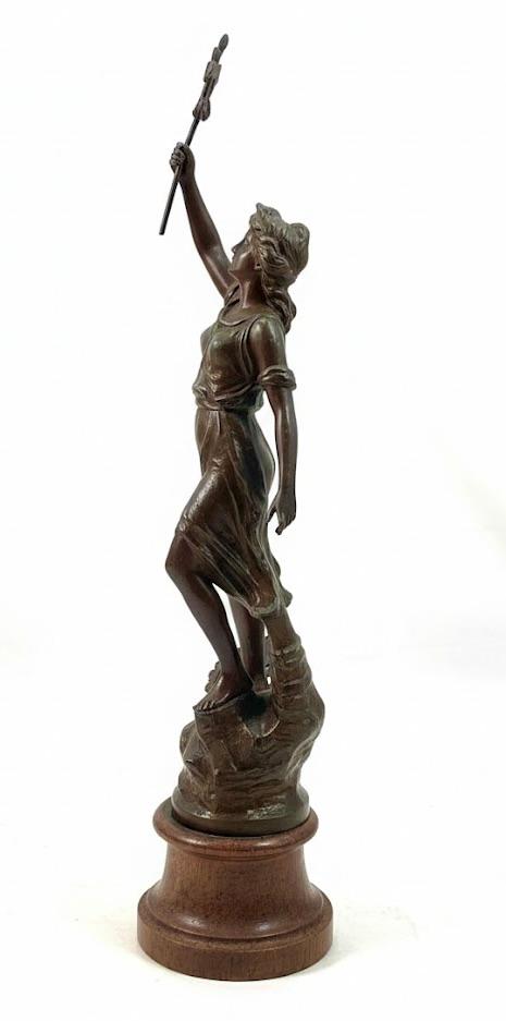 Pełnoplastyczna figura kobiety stojąca na drewnianym cokole