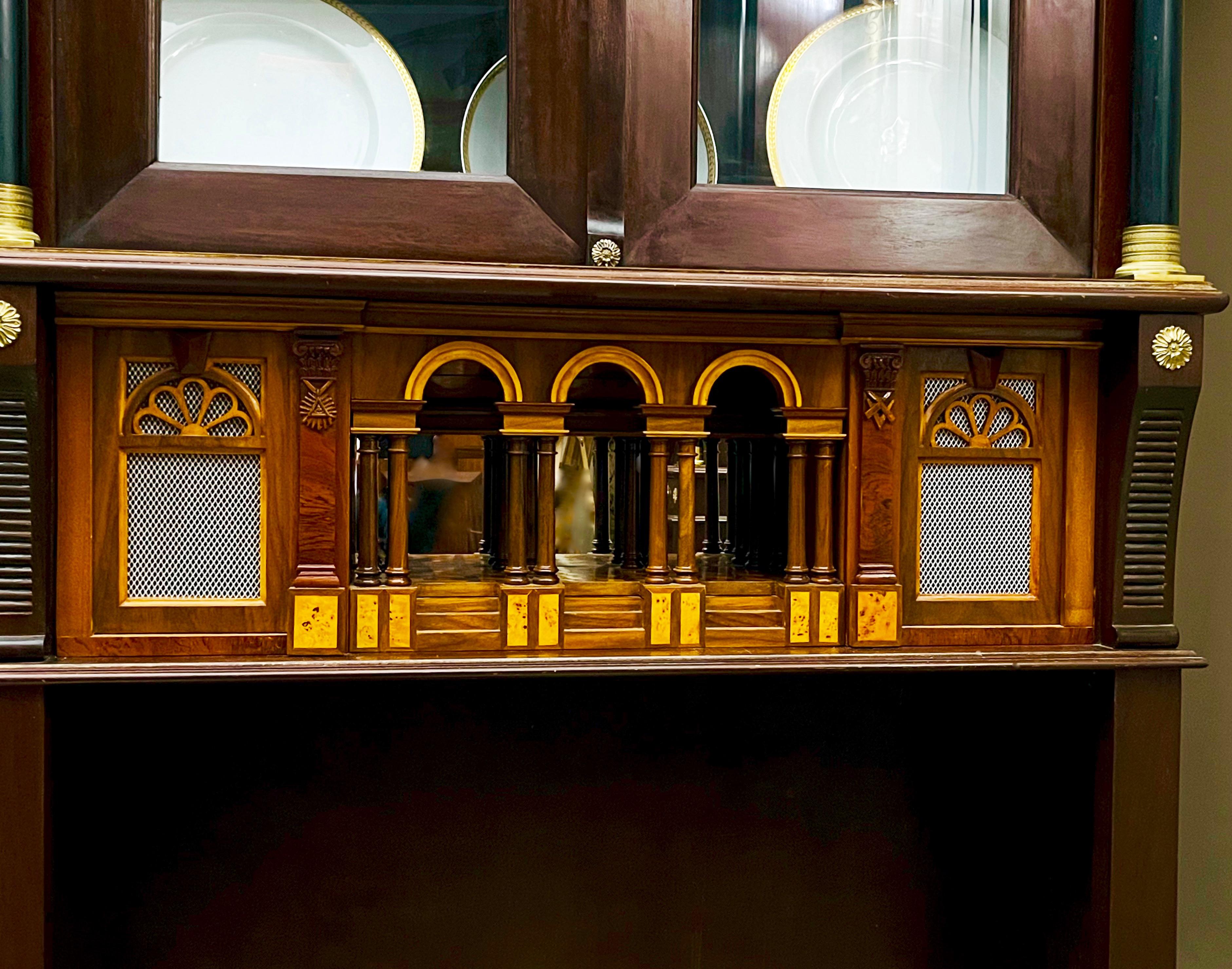 Portykowa witryna z dwoma drzwiczkami i dwoma bocznymi kolumnami