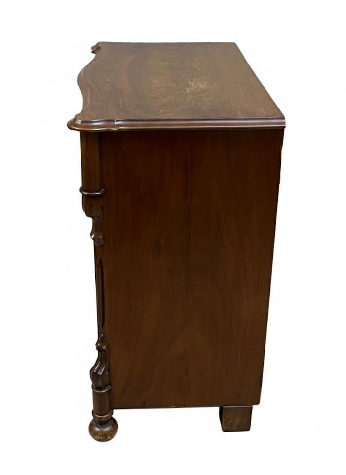 Komoda z wielolistnym blatem,szufladą i dwuskrzydłową szafką