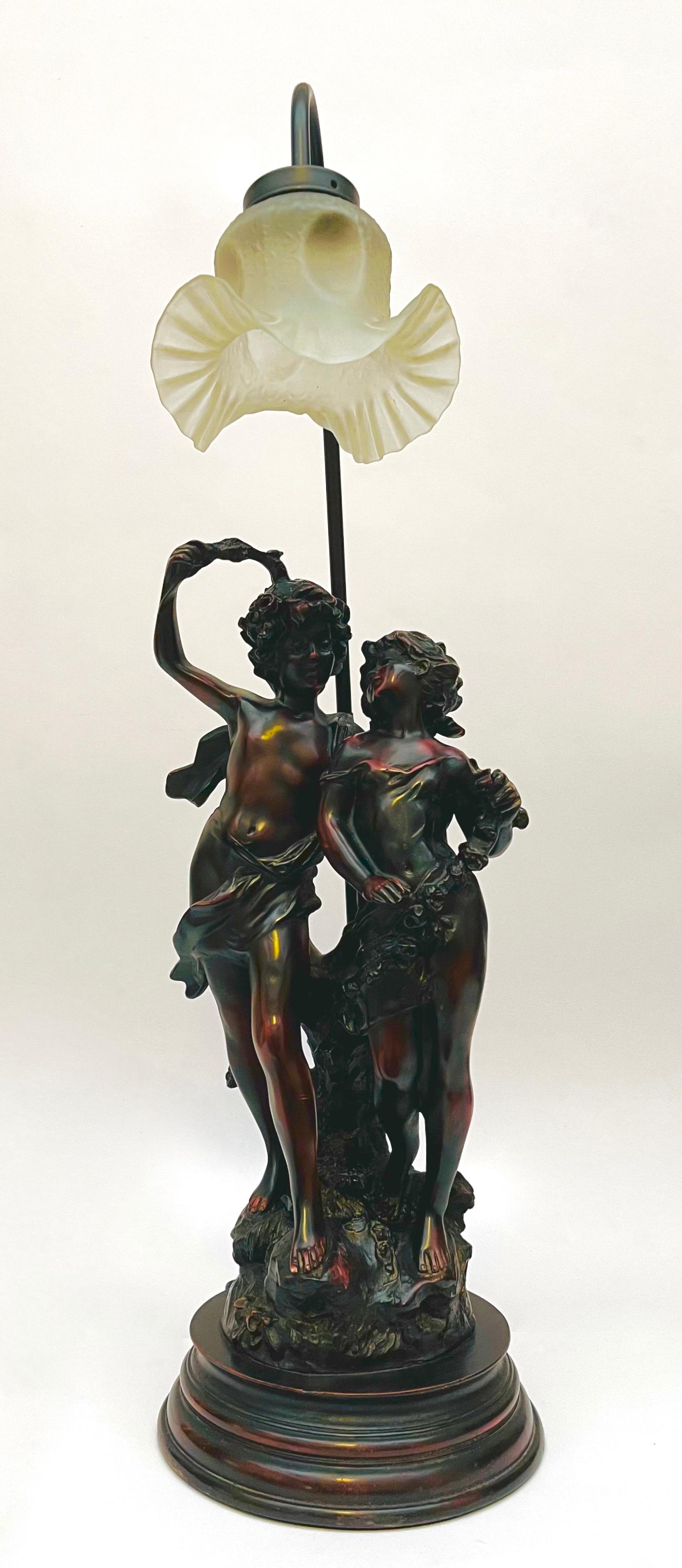 Dekoracyjna figuralna lampa salonowa