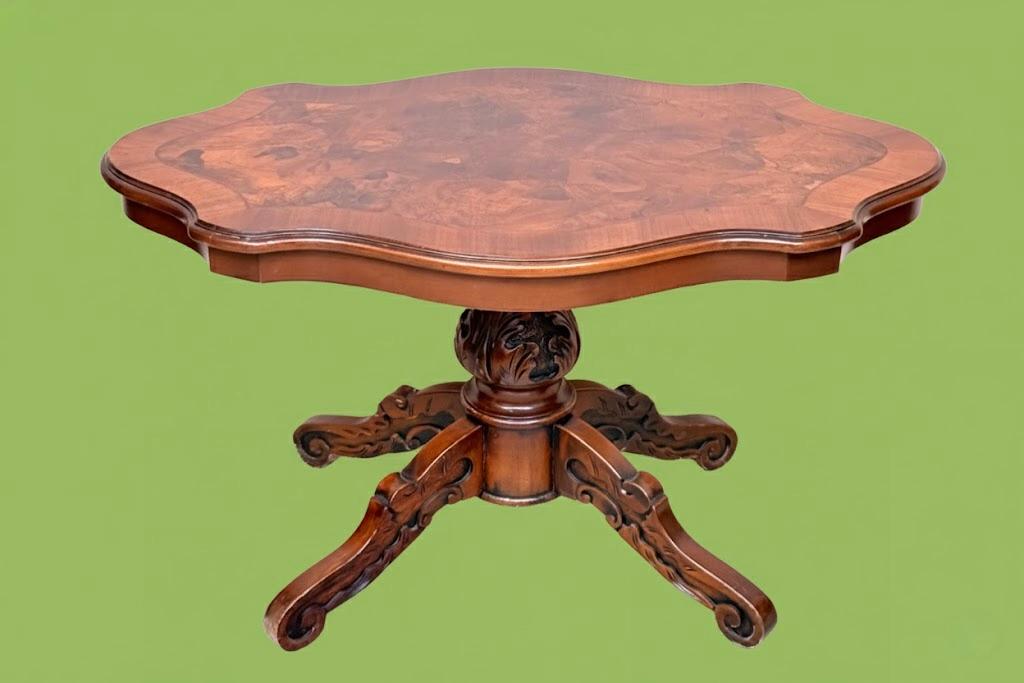 Stolik salonowy z wielolistnym blatem stojący na 4 giętych nogach