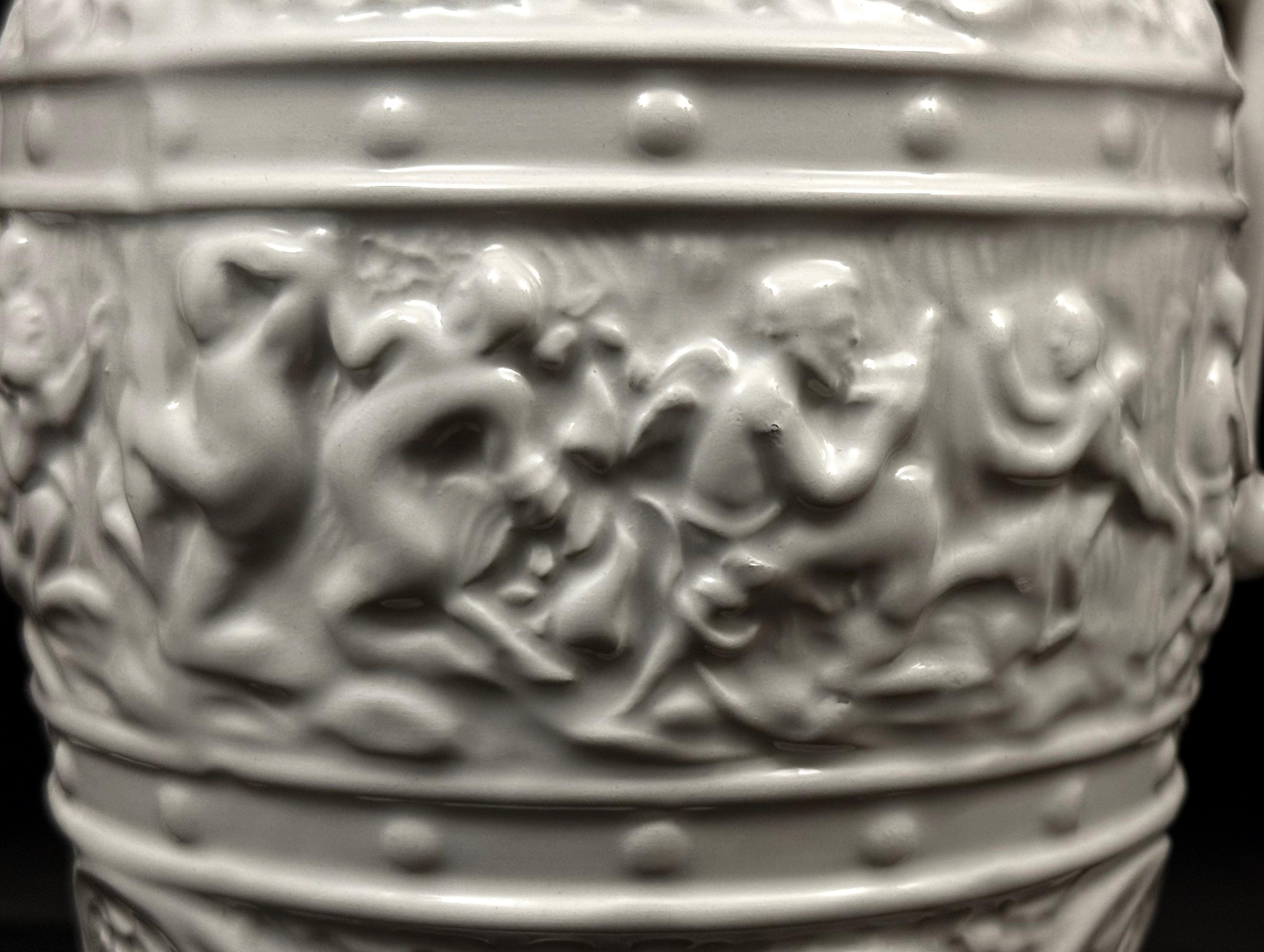 Dekoracyjna waza reliefowa z nakrywą