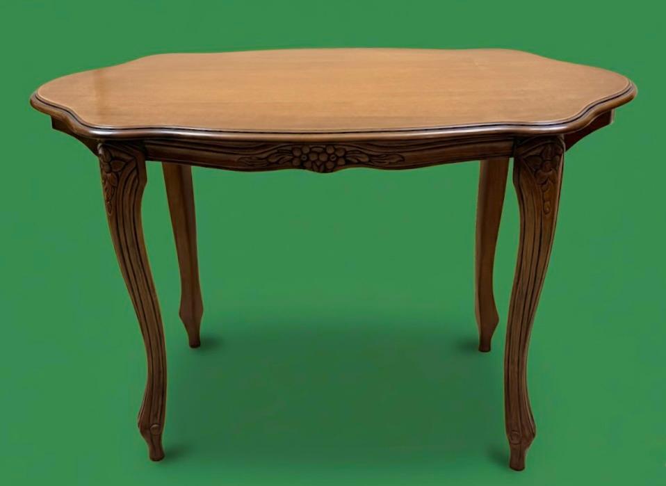 Stolik salonowy stojący na 4 giętych nogach