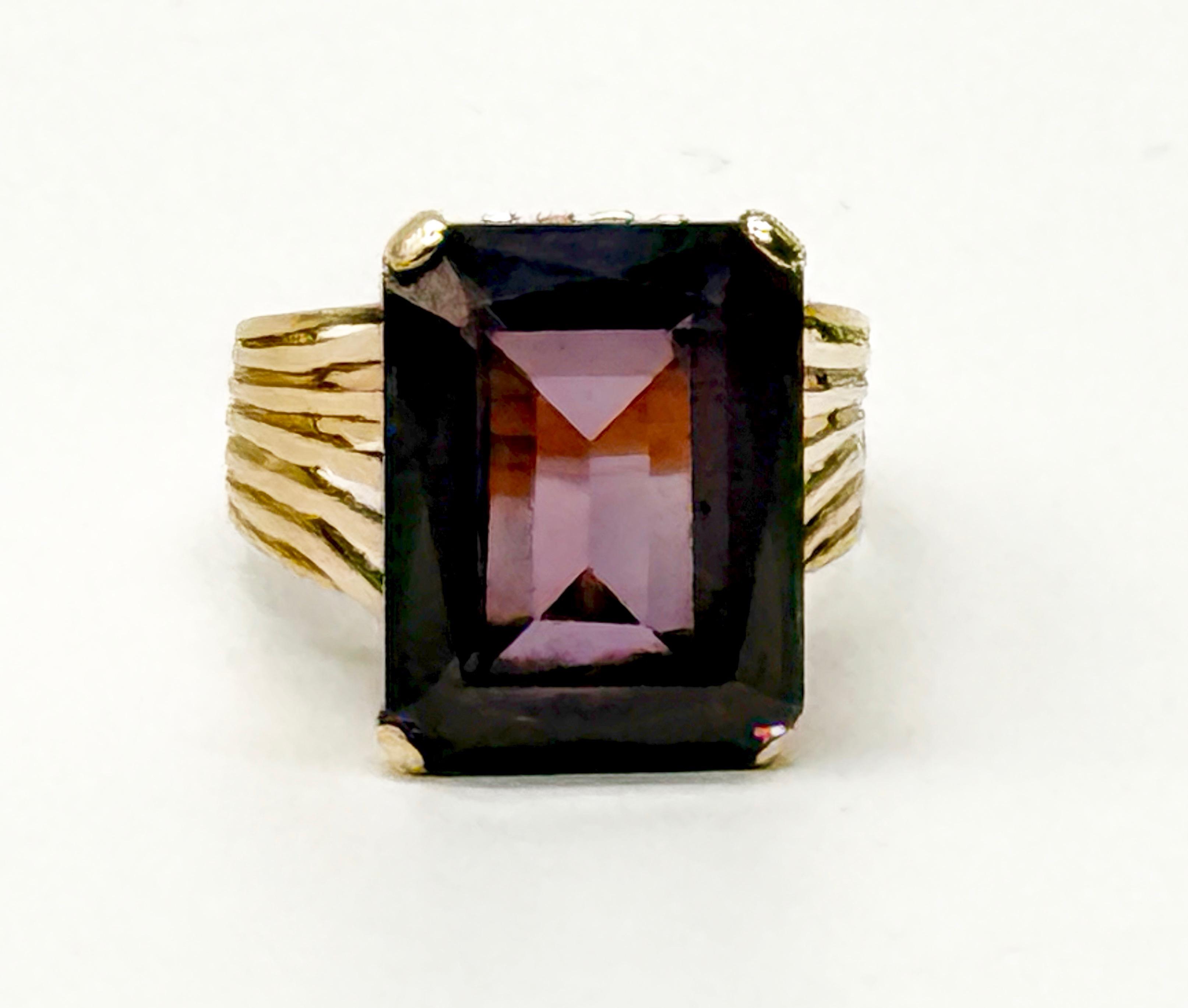 Złoty pierścionek zdobiony kamieniem jubilerskim o barwie ametystu, masa łączna 6 g