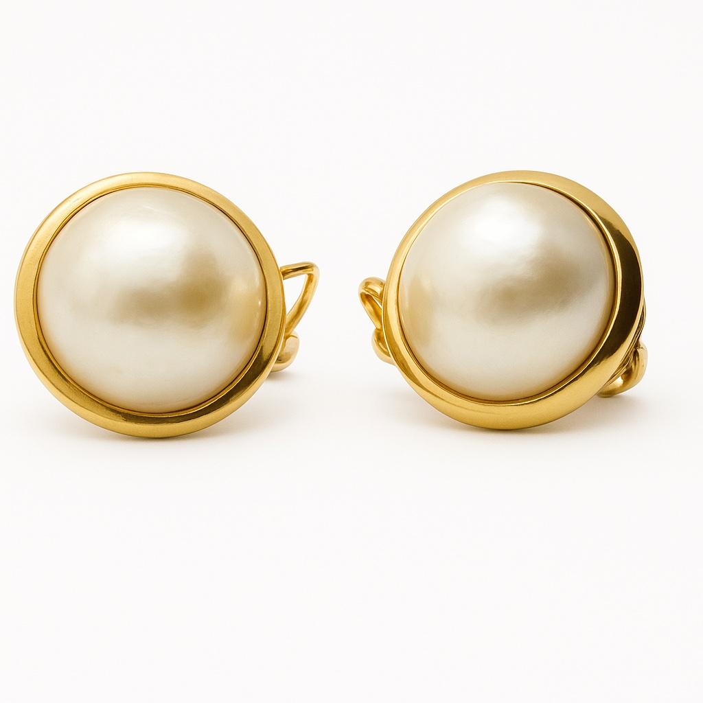 Złote kolczyki zdobione perłami Mabe, masa 4.65 g
