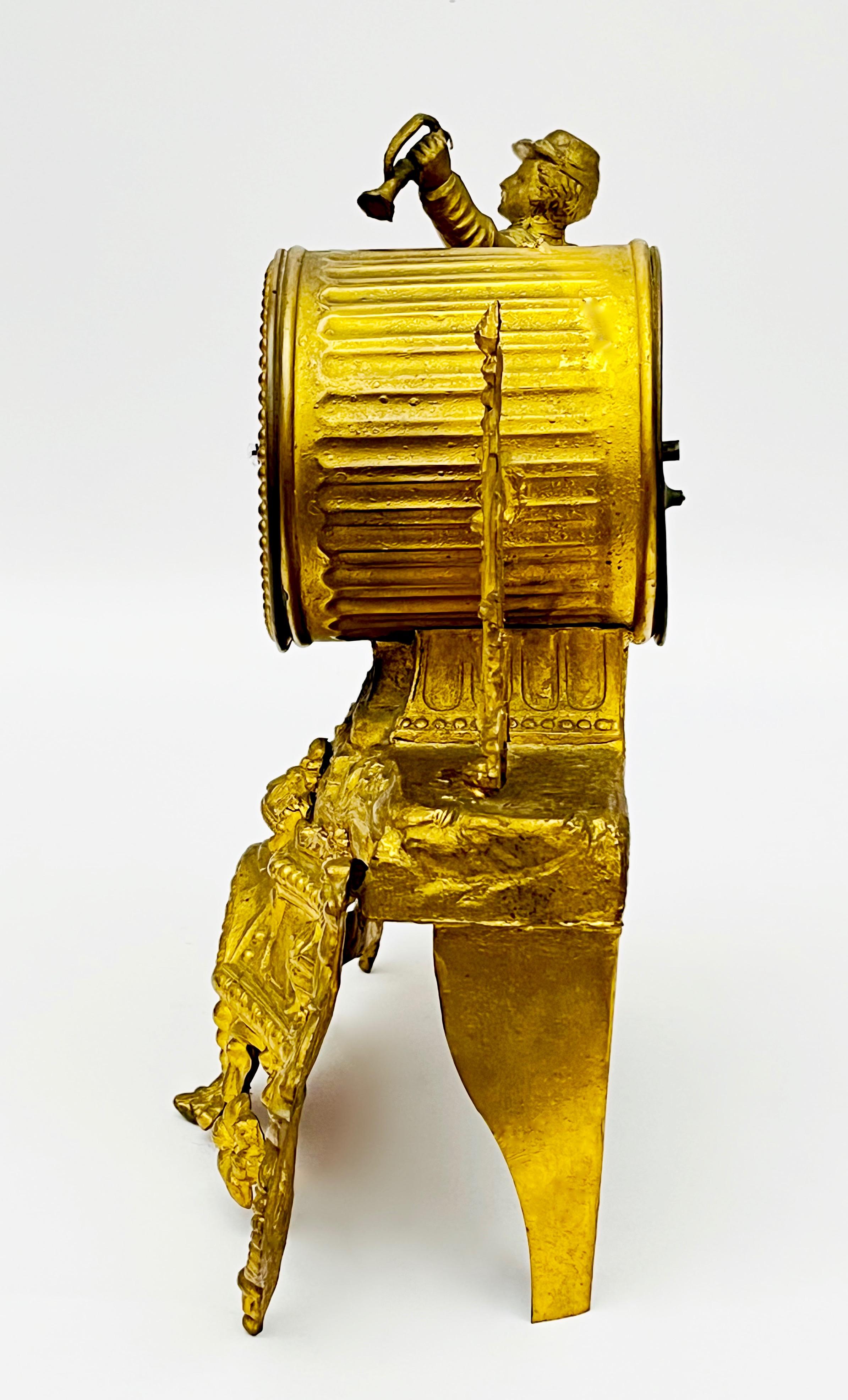 Złocony zegar komodowy