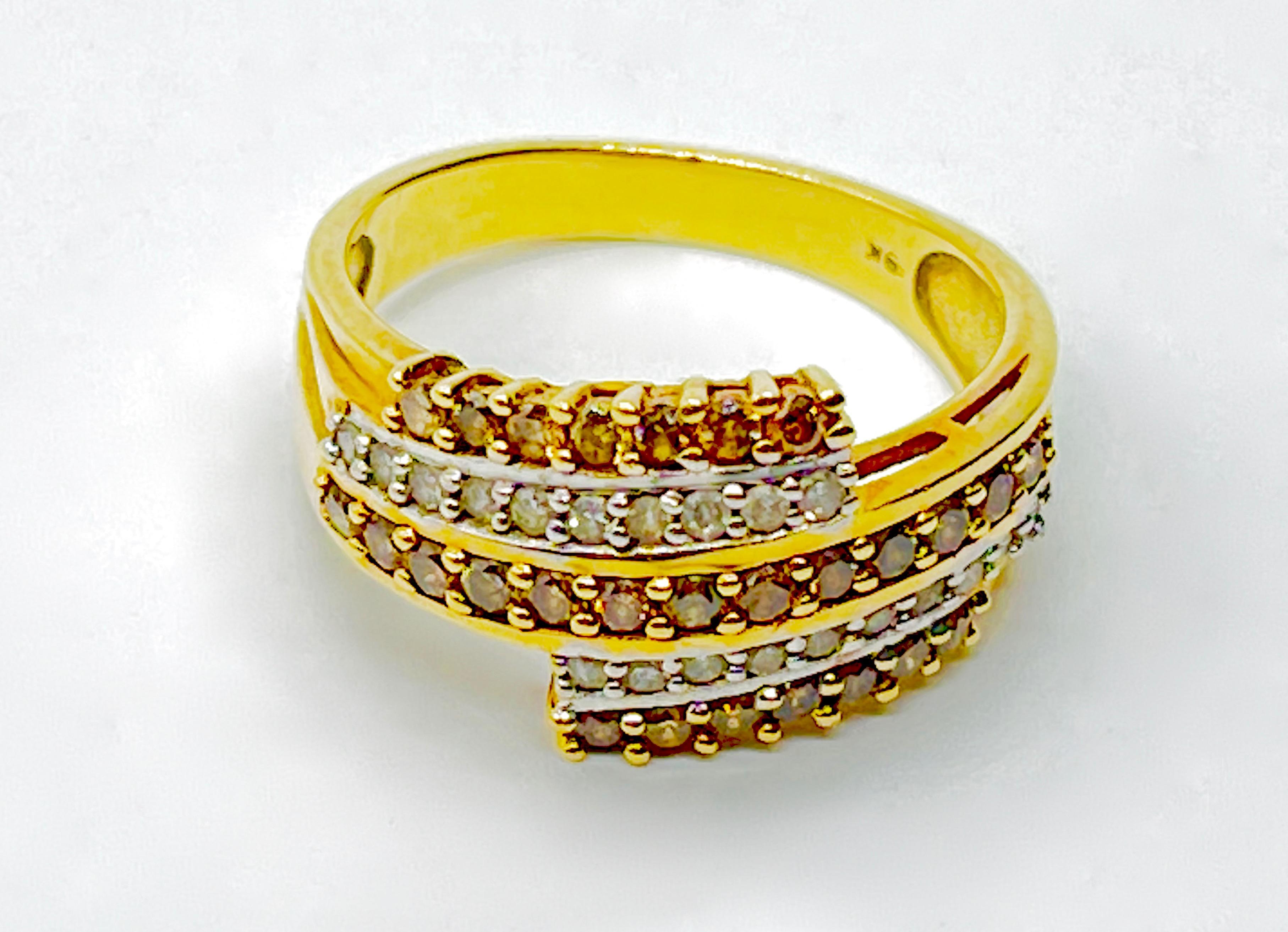 Złoty pierścionek z brylantami