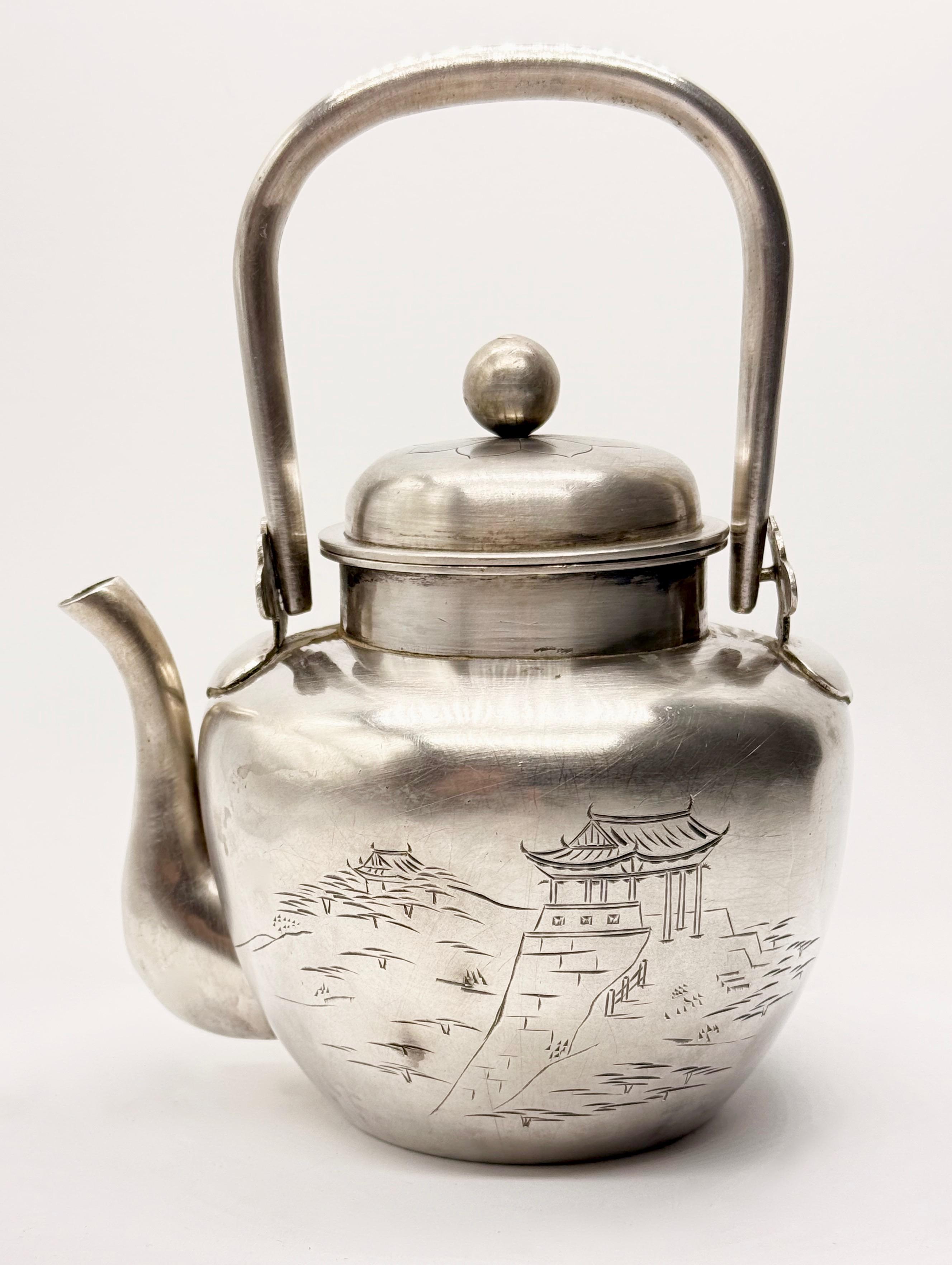 Srebrny czajnik z uchwytem i nakrywą , masa 402 g