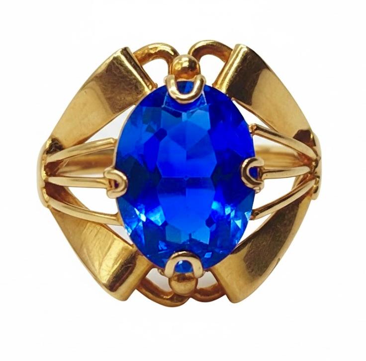 Złoty pierścionek zdobiony syntetycznym szafirem, masa łączna 6,2 g