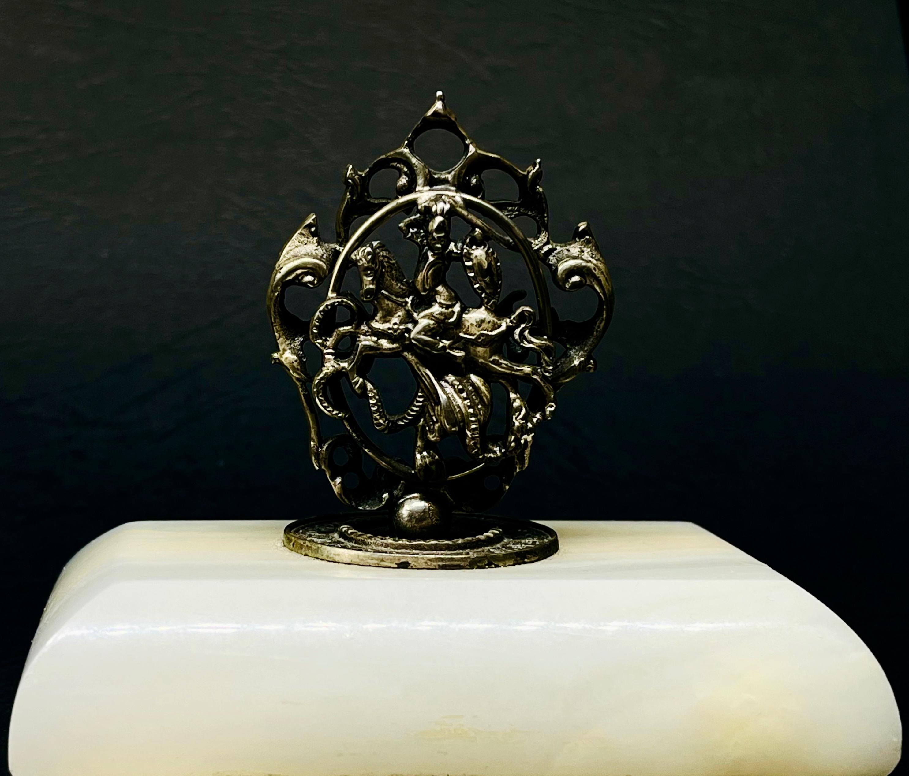 Srebrna statuetka z wizerunkiem św. Jerzego walczącego ze smokiem