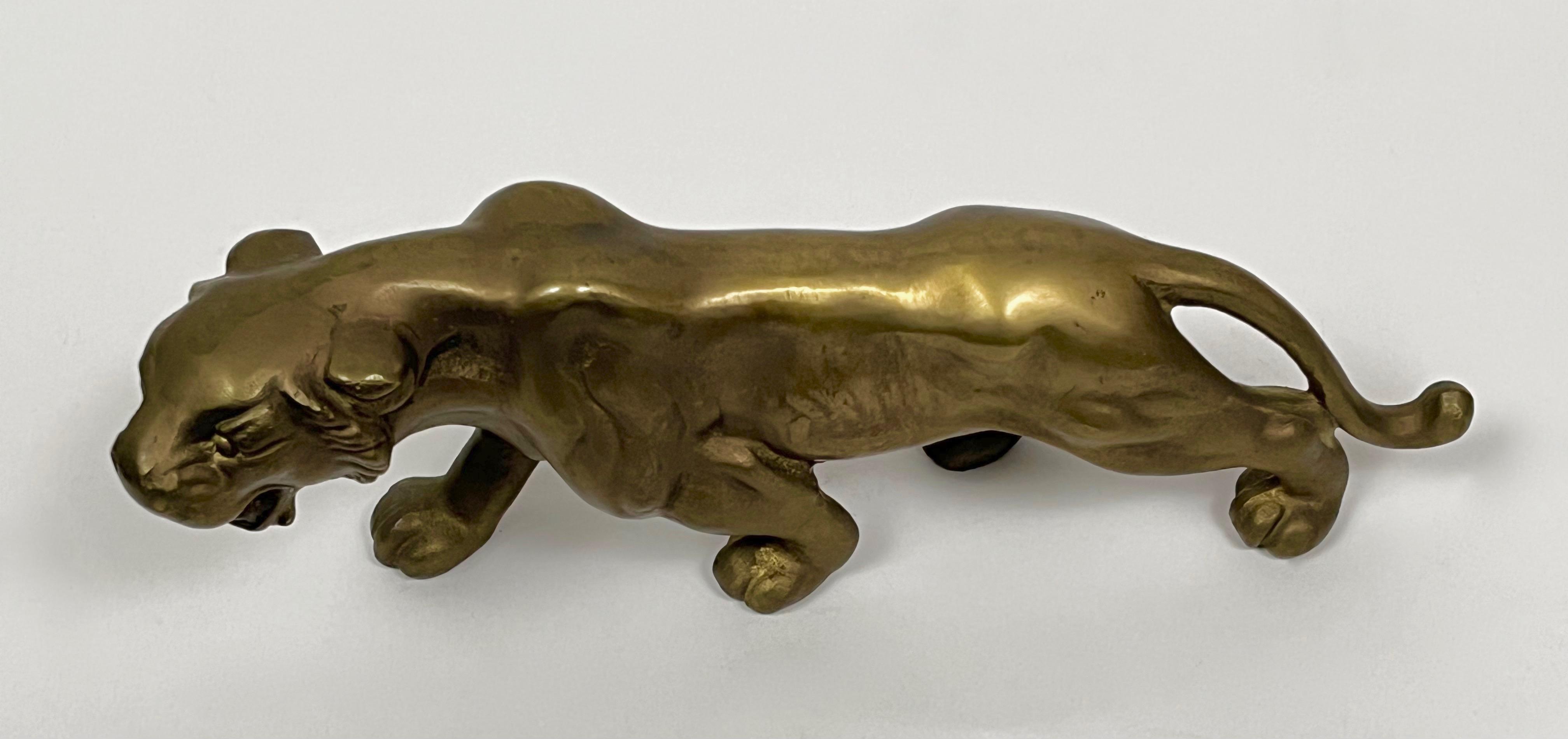 Pełnoplastycna figura prężącego się tygrysa