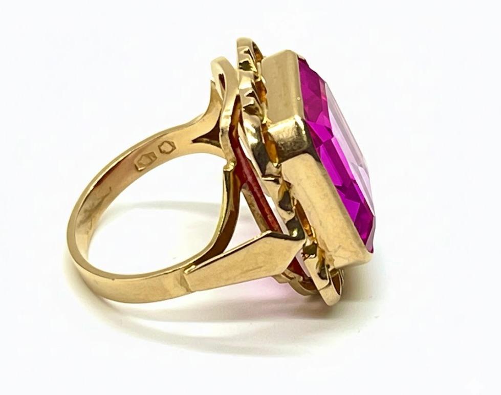 Złoty pierścionek zdobiony syntetycznym rubinem, masa łączna 9,1 g