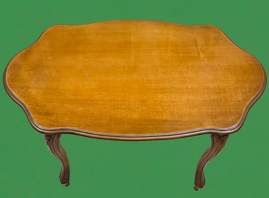 Stolik salonowy stojący na 4 giętych nogach