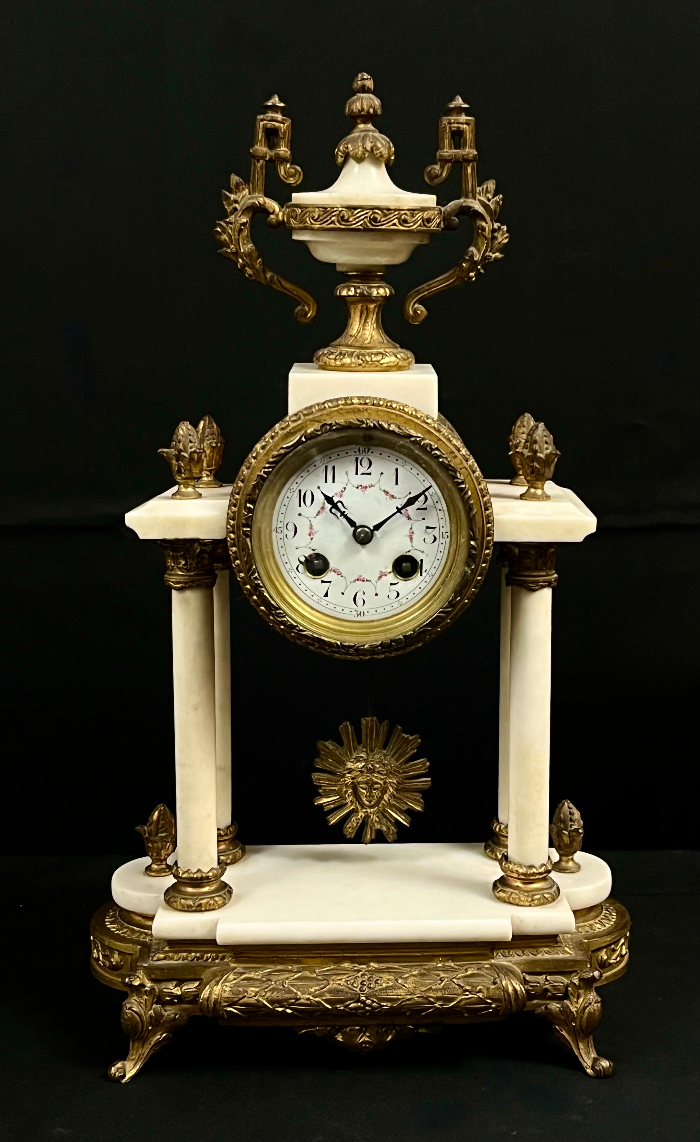 Złocony zegar komodowy portykowy