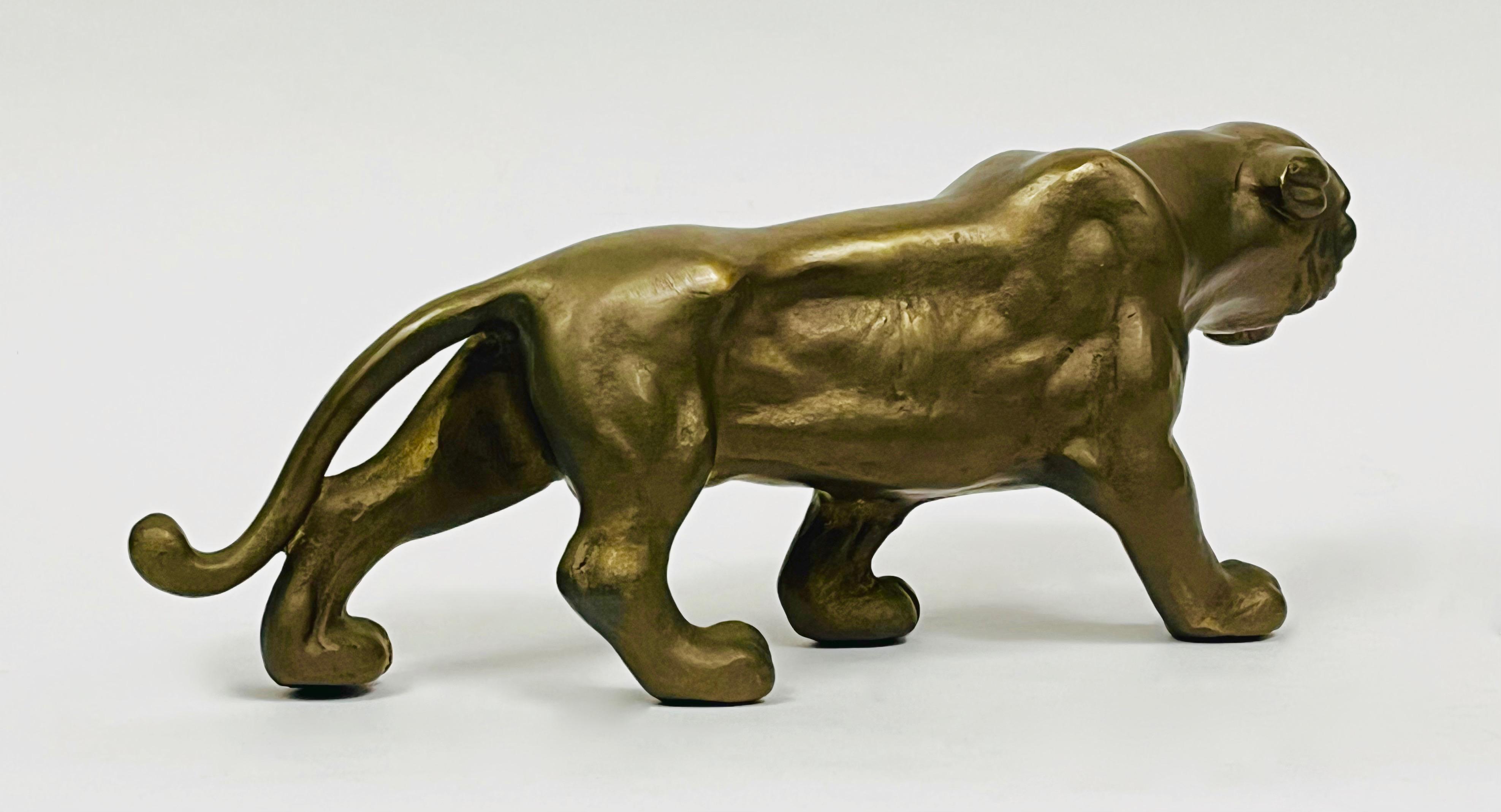 Pełnoplastycna figura prężącego się tygrysa