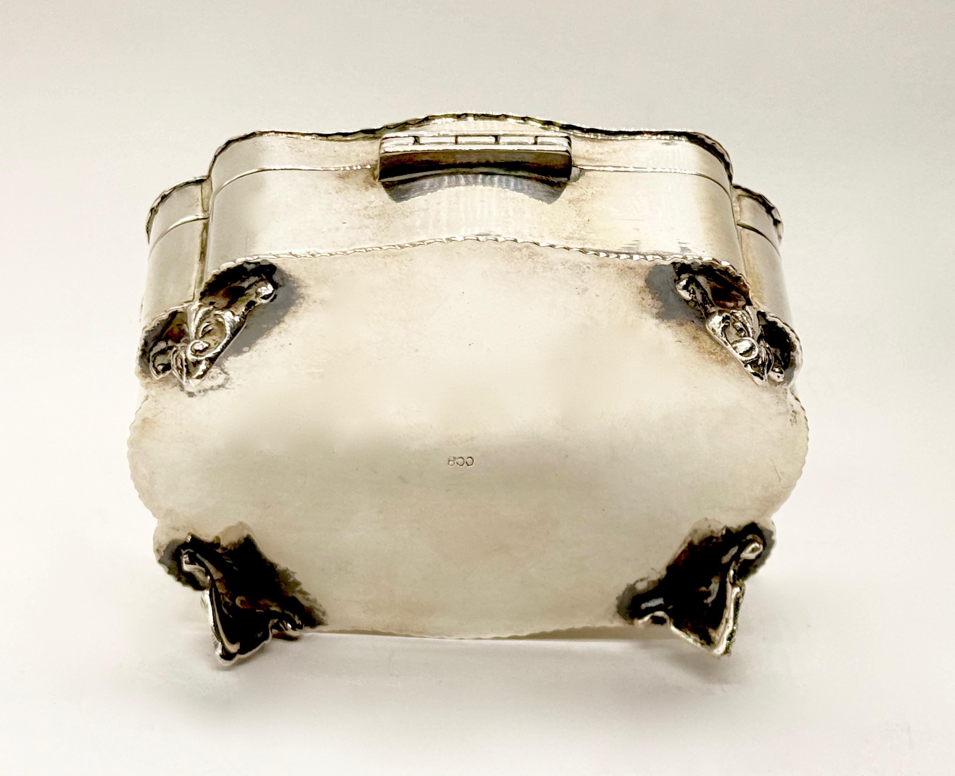 Srebrna szkatułka wielolistna zdobiona na wieku kaboszonem w kartuszu, masa 203 g