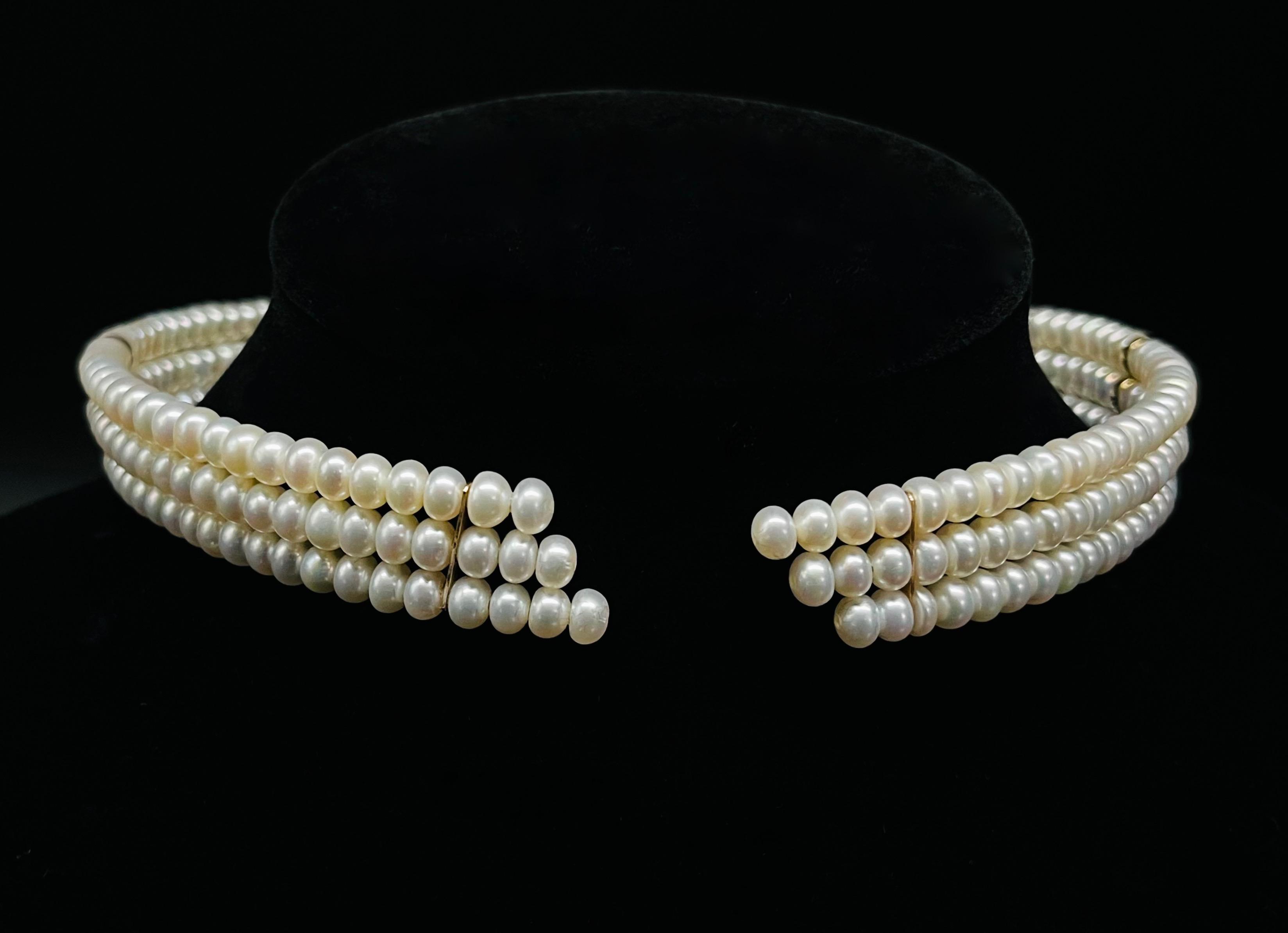 Naszyjnik z pereł ze złotymi klamrami