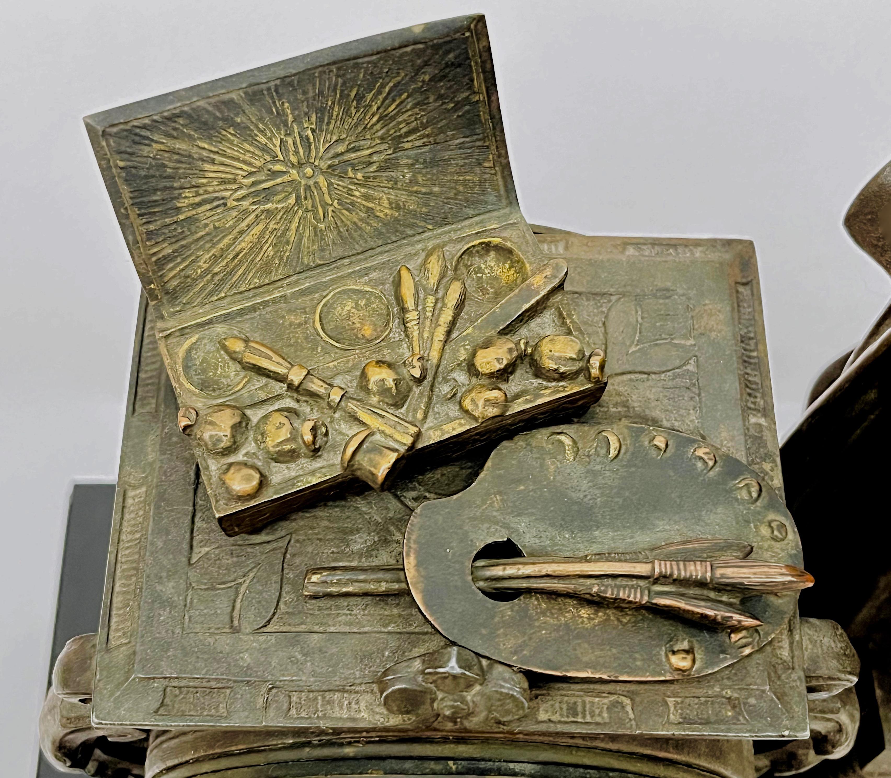 Dekoracyjny zegar zdobiony figurą renesansowego malarza Rafaela