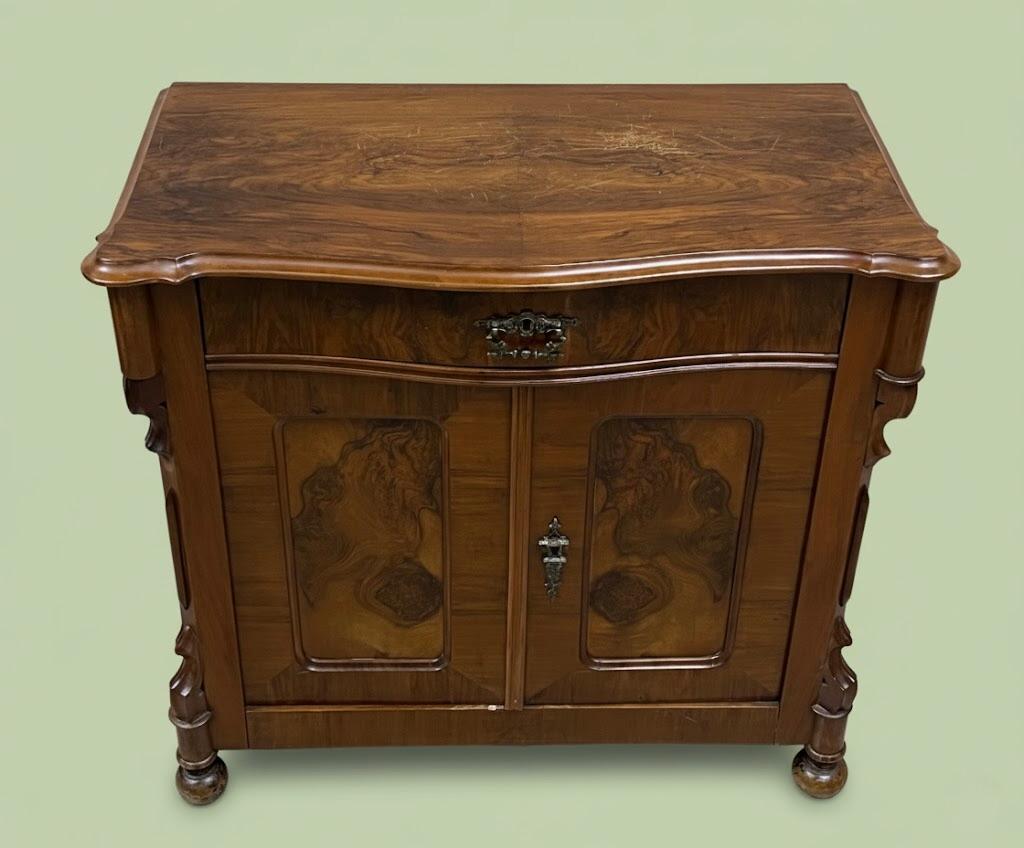 Komoda z wielolistnym blatem,szufladą i dwuskrzydłową szafką