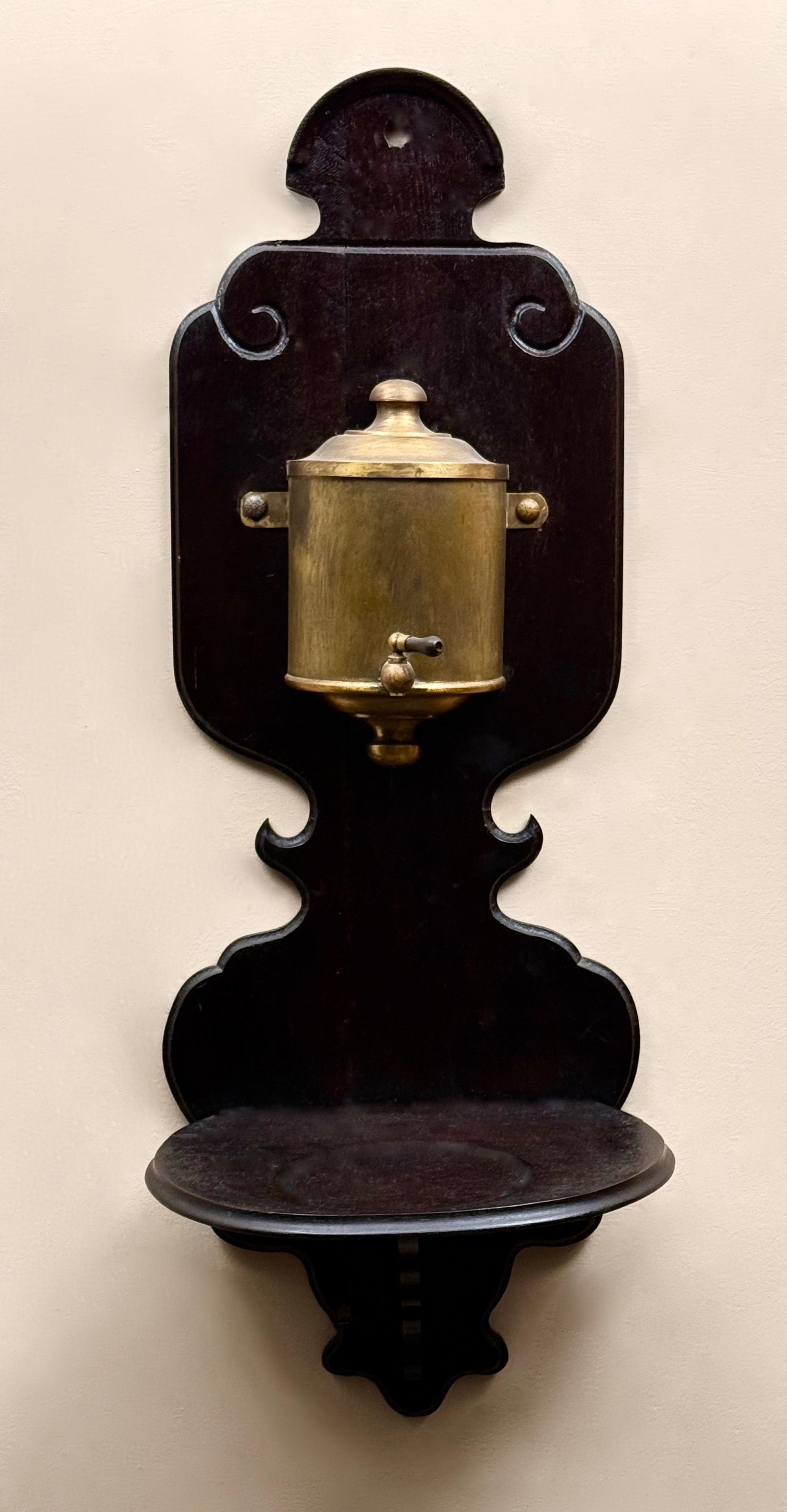 Ozdobna ścienna półka z pojemnikiem i miejscem na dzban