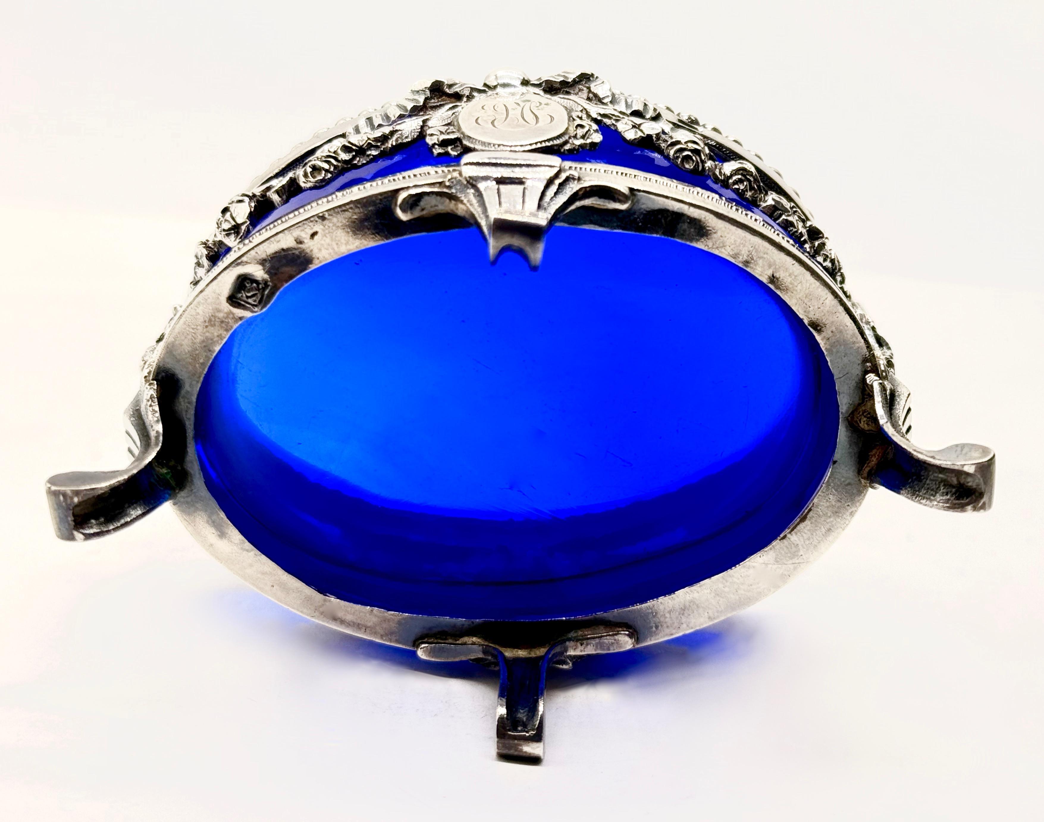 Srebrna solniczka ze szklanym kobaltowym wkładem, masa 135 g, Francja XVIII w.